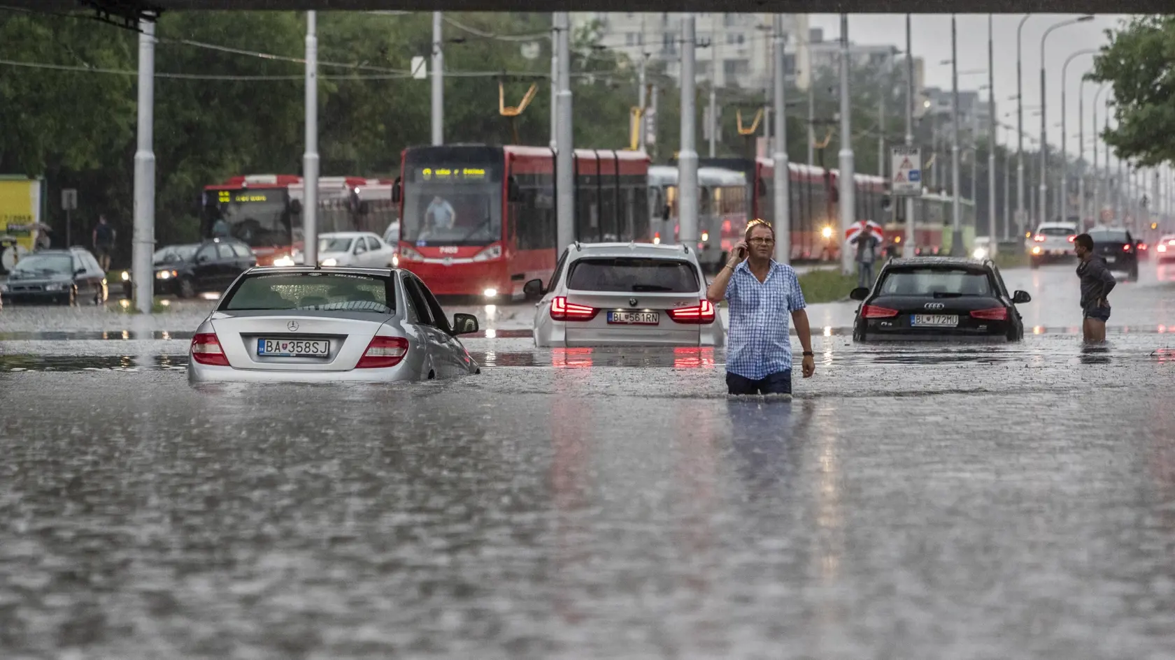 Bratislavu zasiahol silný prívalový dážď, ktorý spôsobil zatopenie podjazdu na Ružinovskej ulici ako aj ďaľších miest po celom meste.