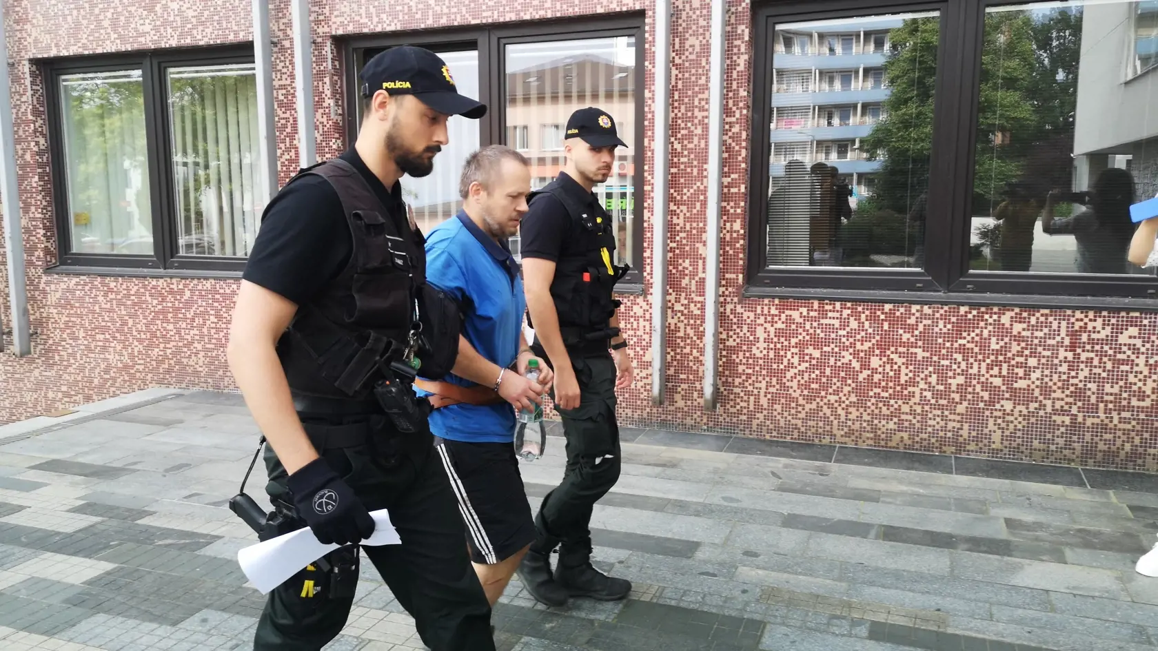 Poliak nedával na súde znať emócie.