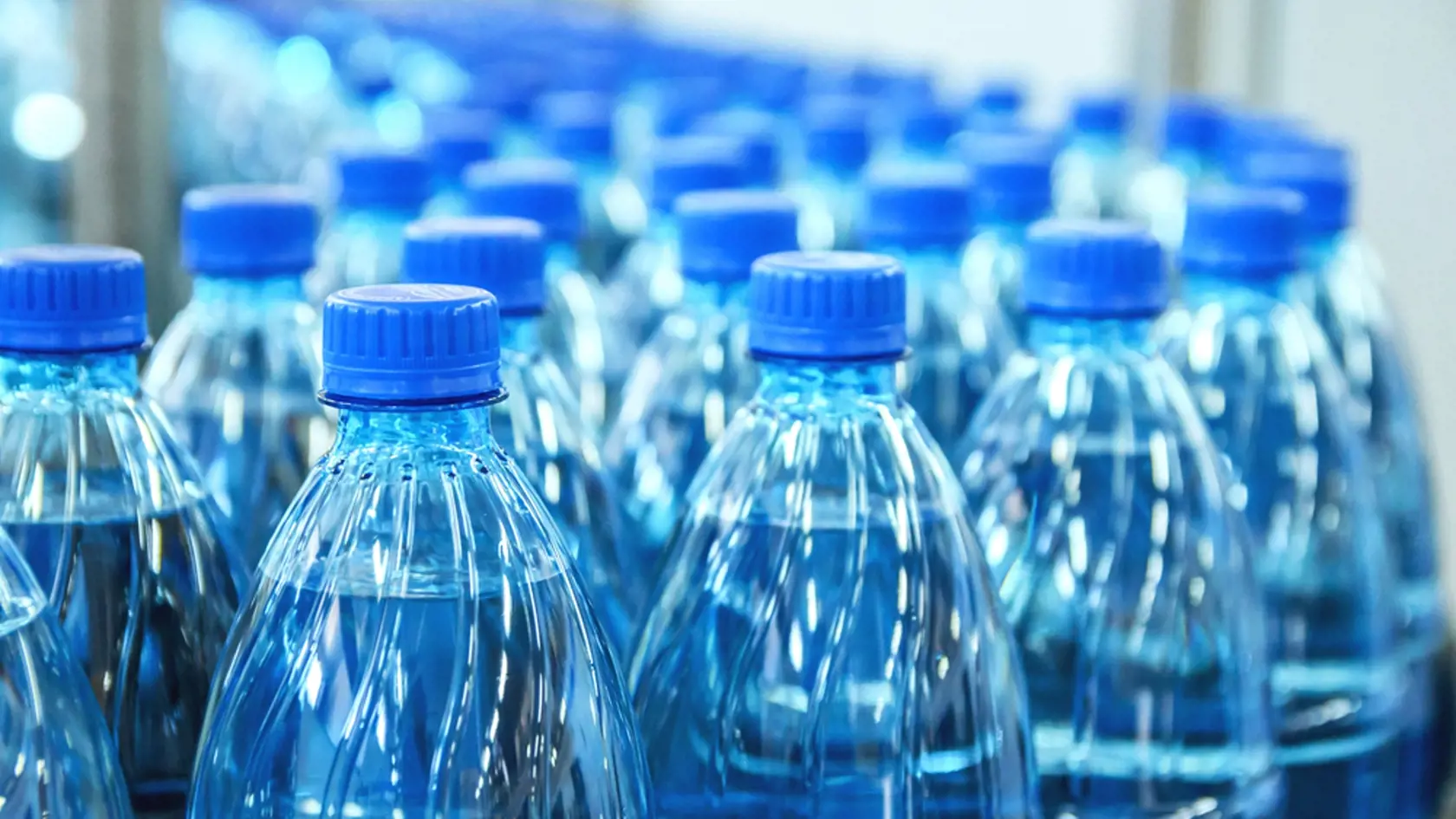 Výskumníci testovali viac ako 260 fliaš balených vôd a až v 90 percentách z nich našli polypropylén, nylon a polyethylentereftalát!
