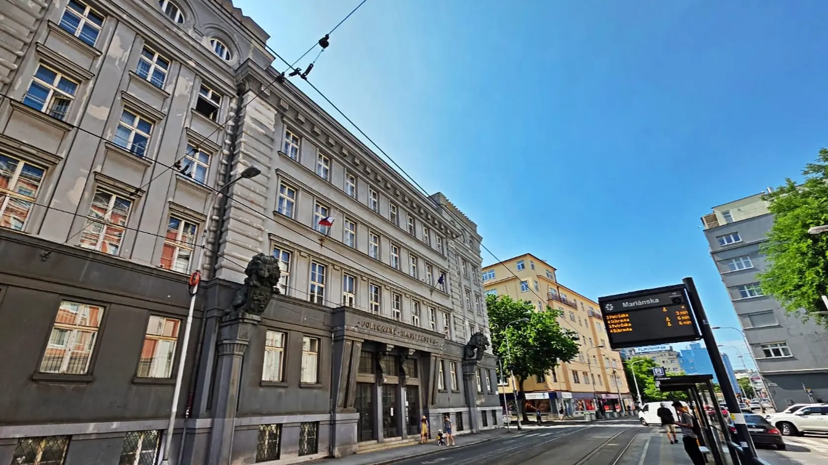 Do budovy krajského riaditeľstva prišiel muž s nožmi a pištoľou. 