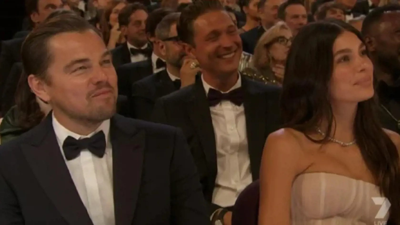 Leonardo DiCaprio sedel počas odovzdávania Oscarov so svojou mladou frajerkou.