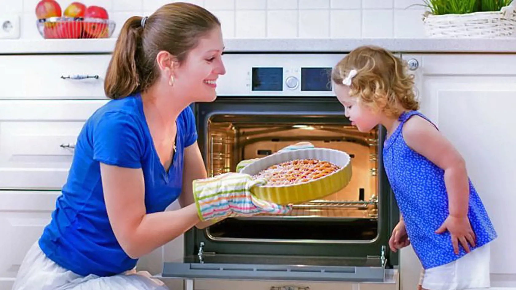 Ak používate rúru na pečenie častejšie, nevyhnete sa usadenej mastnote ani inému znečisteniu.