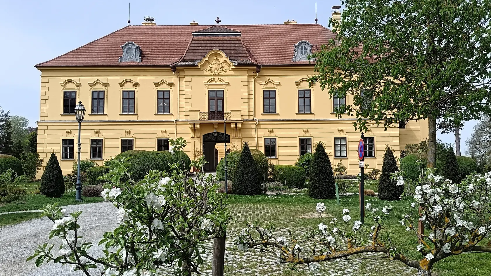 Eckartsau sa stal svedkom posledných dní rakúsko-uhorskej monarchie. Práve tu trávil cisár Karol I. svoje posledné chvíle pred odchodom do exilu.