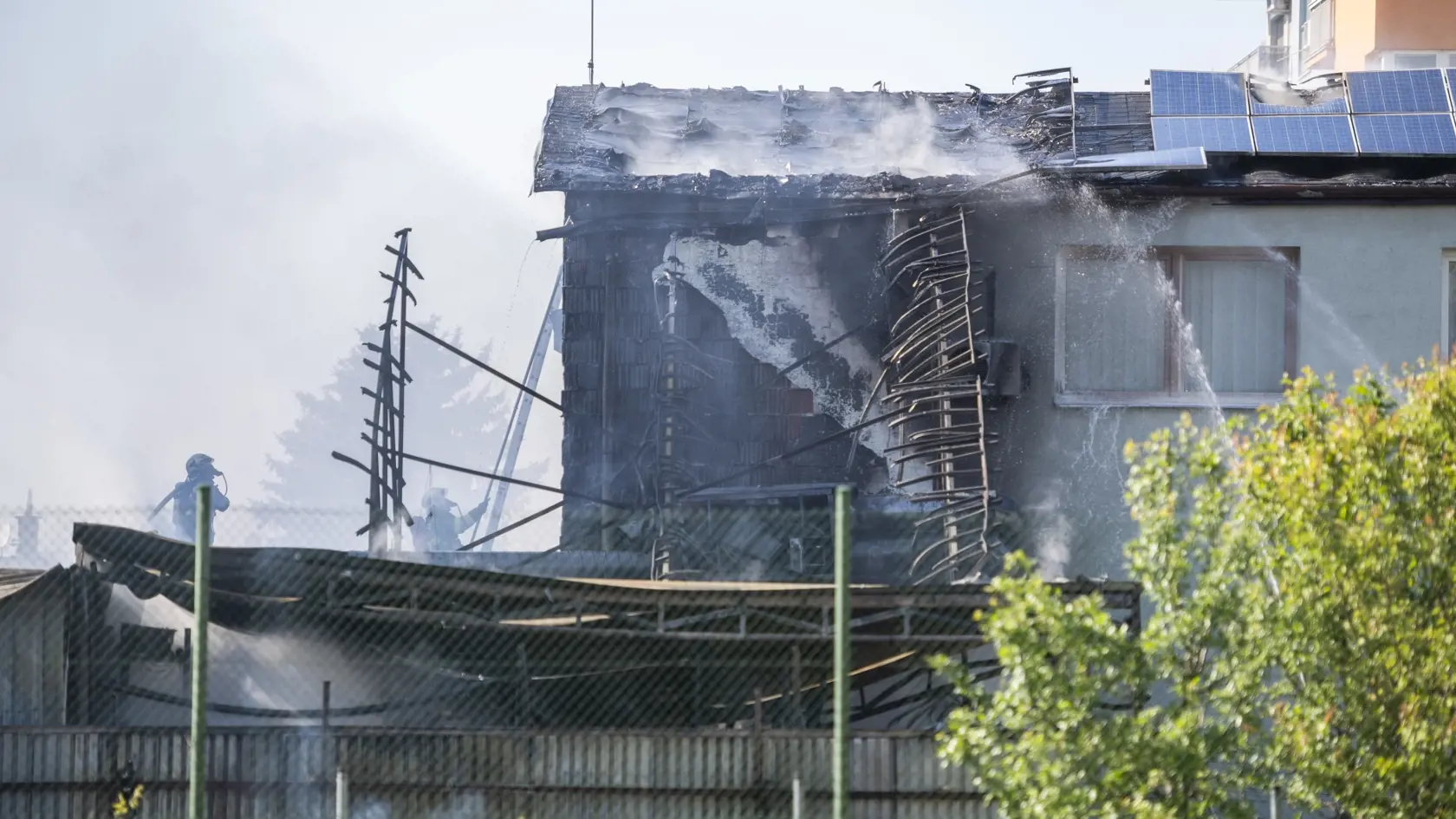 Na snímke požiar budovy skladu na Kazanskej ulici v Podunajských Biskupiciach v Bratislave 10. mája 2021. Pravdepodobne sa v ňom nachádzajú pneumatiky. FOTO TASR - Jaroslav Novák