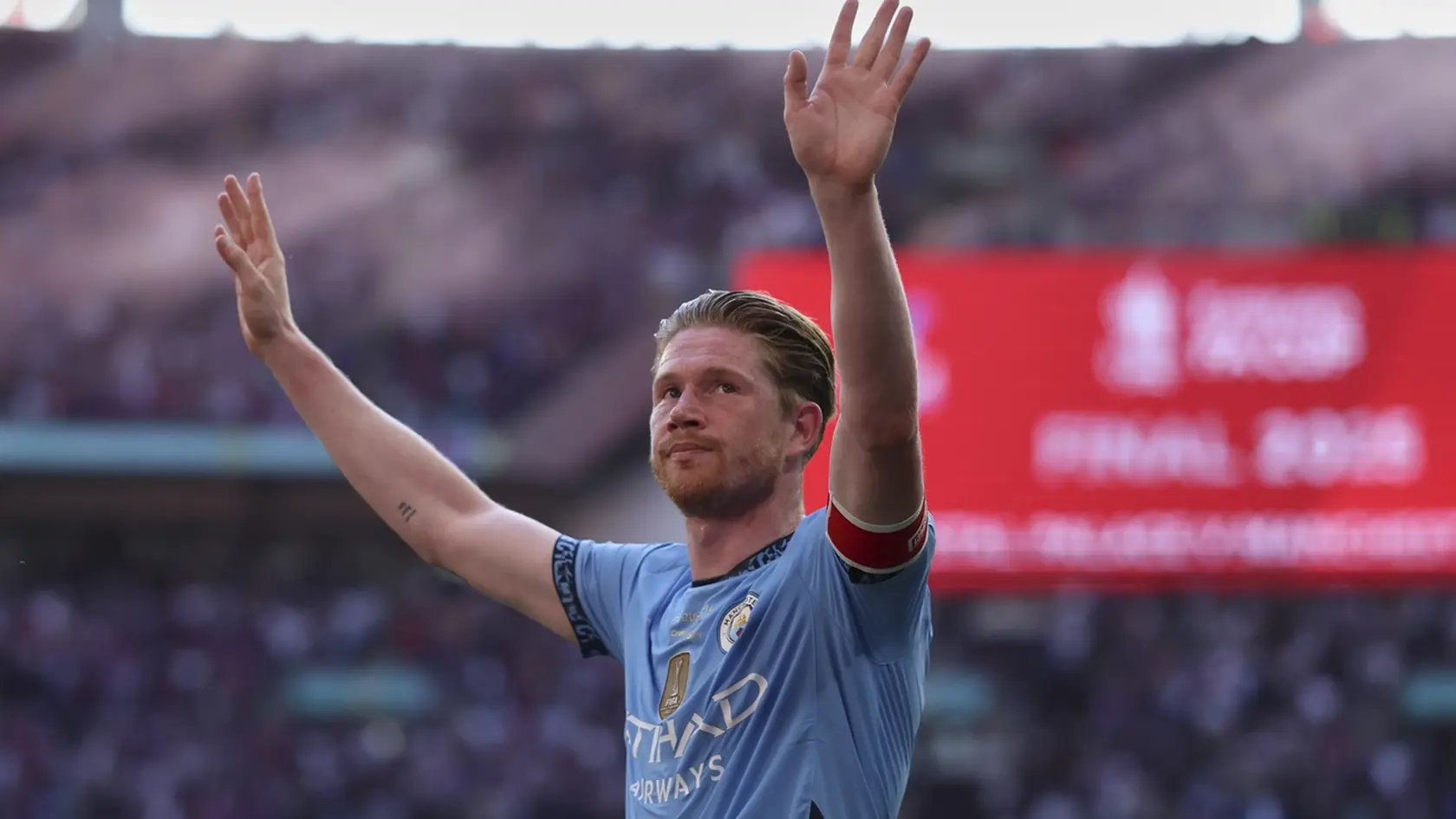 WA 67 Londýn - Futbalista Manchestru City  Kevin De Bruyne ďakuje divákom po prehre vo finále FA Cupu Crystal Palace - Manchester City v Londýne 17. mája 2025. Anglický futbalový klub Crystal Palace získal trofej pre víťaza Pohára FA. V sobotnom finále zdolal vo Wembley Manchester City 1:0, o triumfe rozhodol v 16. minúte  Eberechi Eze. Útočník Manchestru City Omar Marmoush nepremenil v 36. minúte pokutový kop. Londýnčanom sa podarilo vyhrať najstaršiu pohárovú súťaž sveta na tretí pokus, ide vôbec o prvú významnú trofej v histórii klubu. FOTO TASR/AP

Manchester City's Kevin De Bruyne acknowledge fans after losing the FA Cup final between Manchester City and Crystal Palace at the Wembley Stadium in London, Saturday, May 17, 2025. (AP Photo/Ian Walton)
