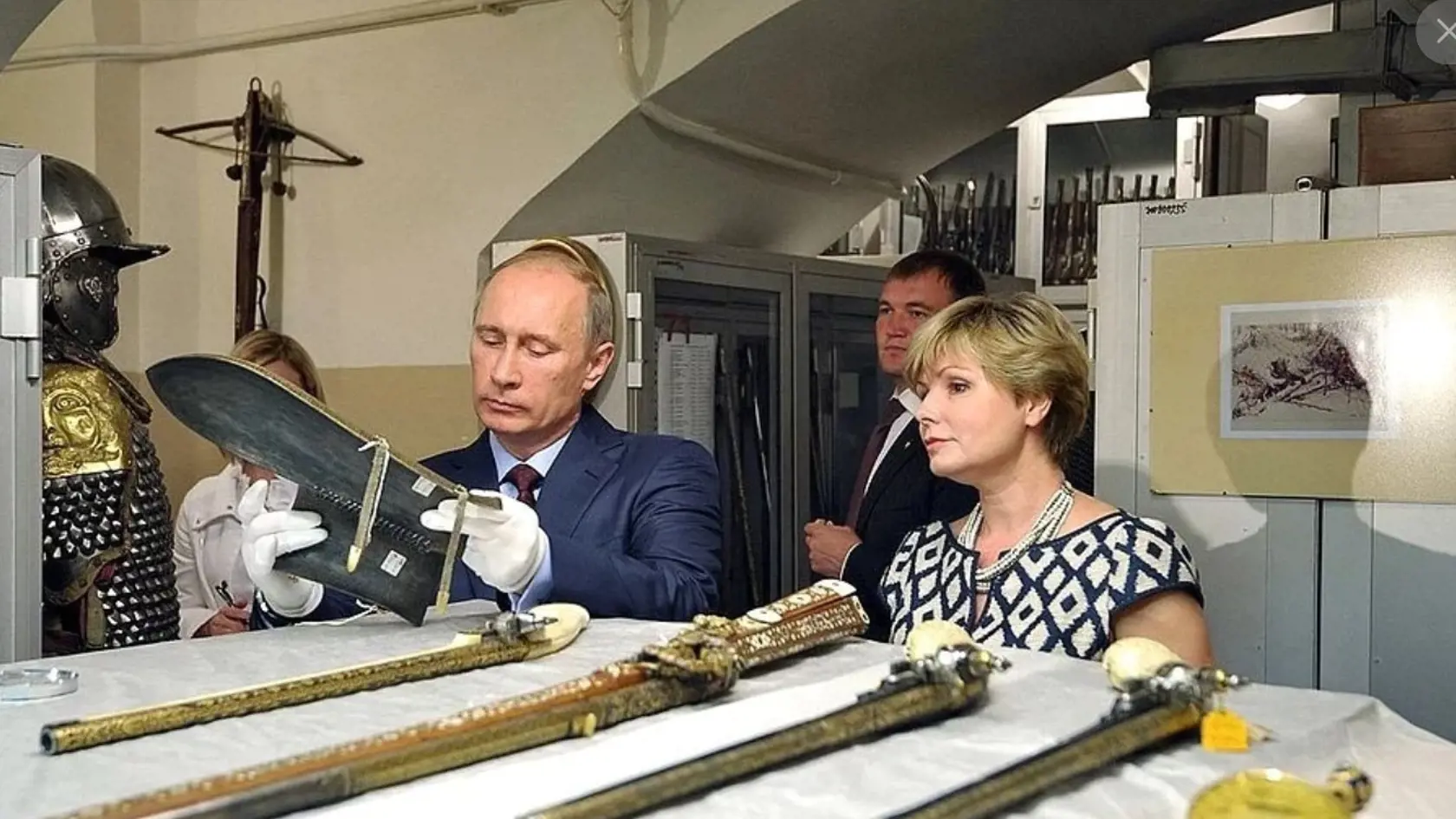 Dcéra Jelena spevádza Putina po kremeľskom múzeu.
