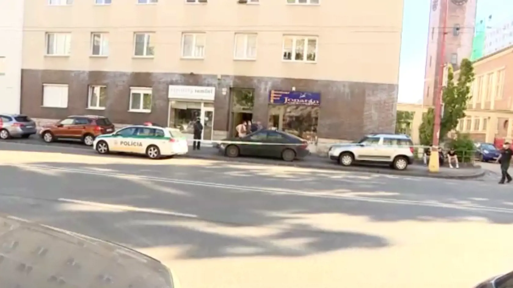 Nehoda sa stala v tejto bytovke v bratislavskom Starom Meste.