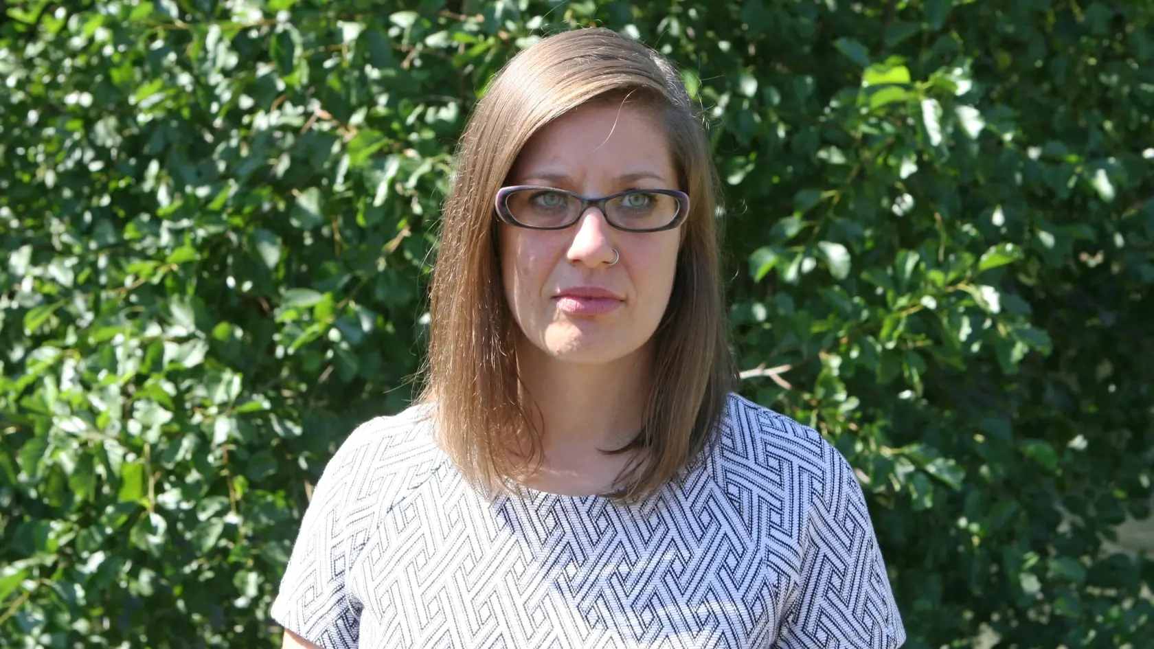 Riaditeľka Greenpeace Ivana Kohutková pri kontaminovanej rieke Nitra v Partizánskom.