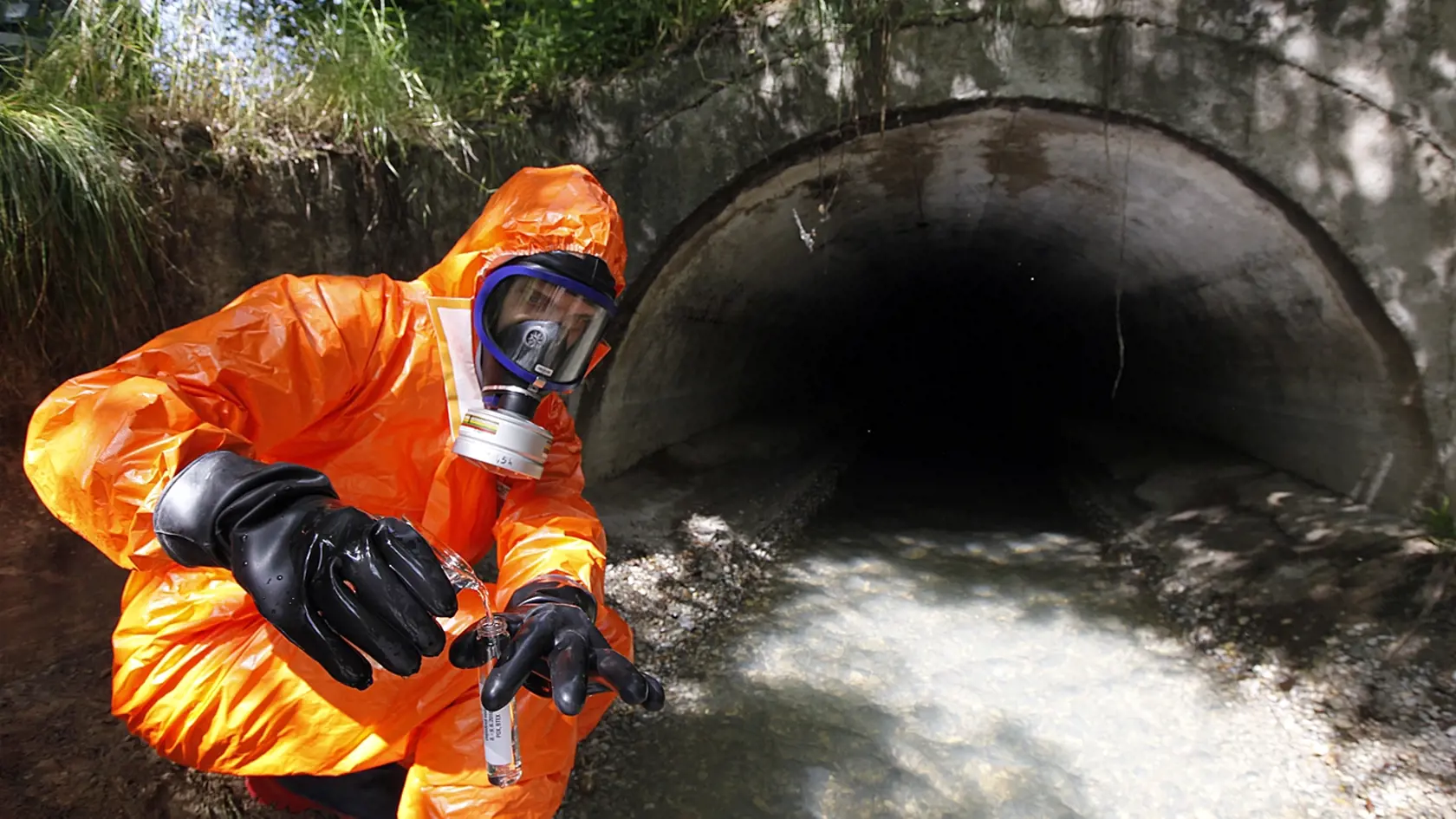 Aktivista Greenpeace Slovakia berie vzotky z odpadovej vody z chemičky v Novákoch.