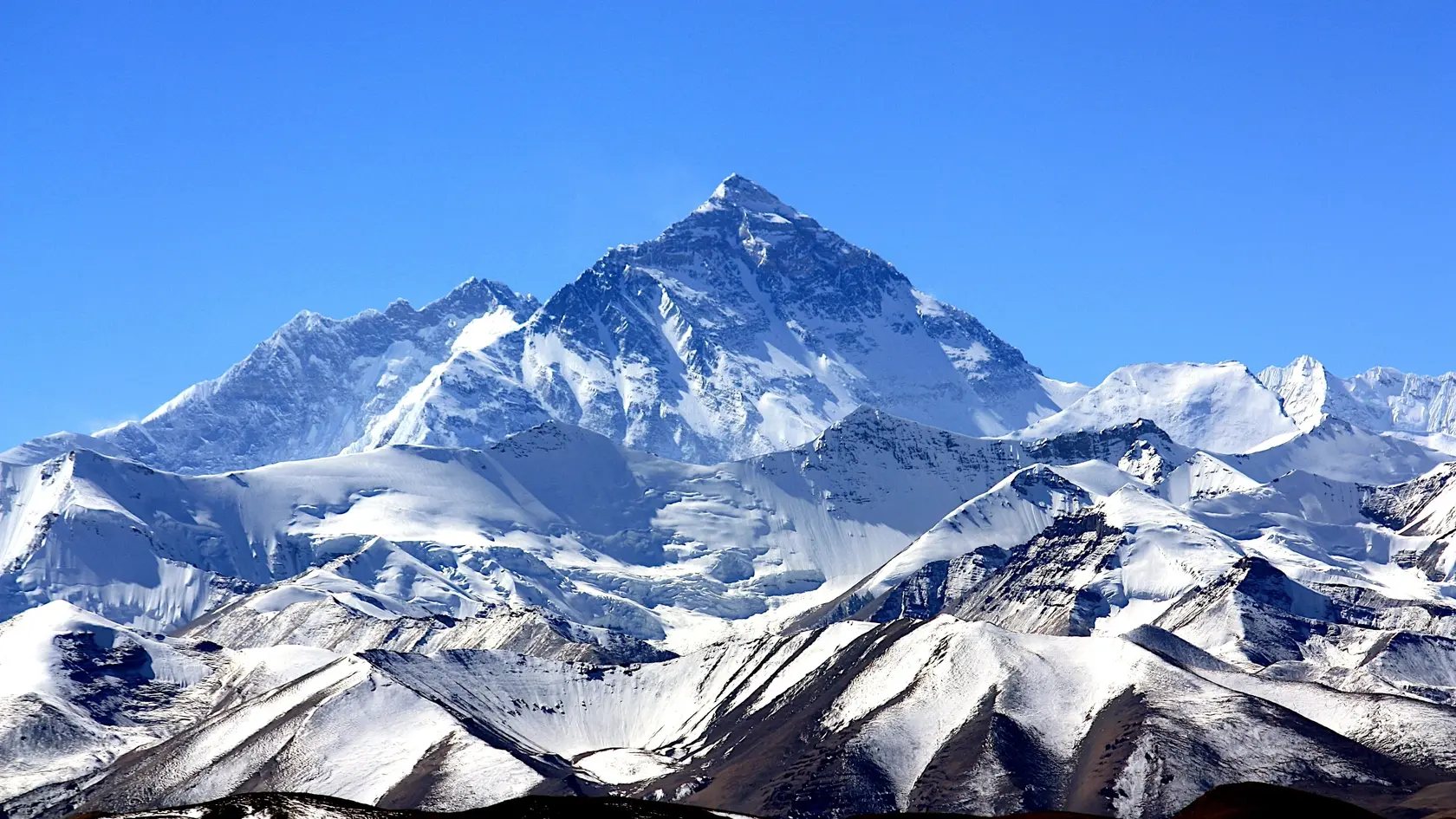 Vrch Mount Everest dostal meno po britskom zememeračovi Georgeovi Everestovi.
