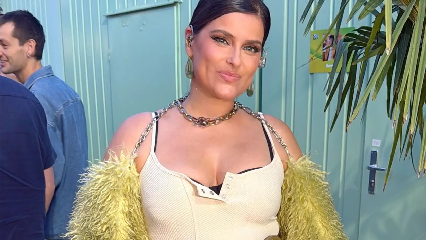 Nelly Furtado dnes hrdo ukazuje krivky.