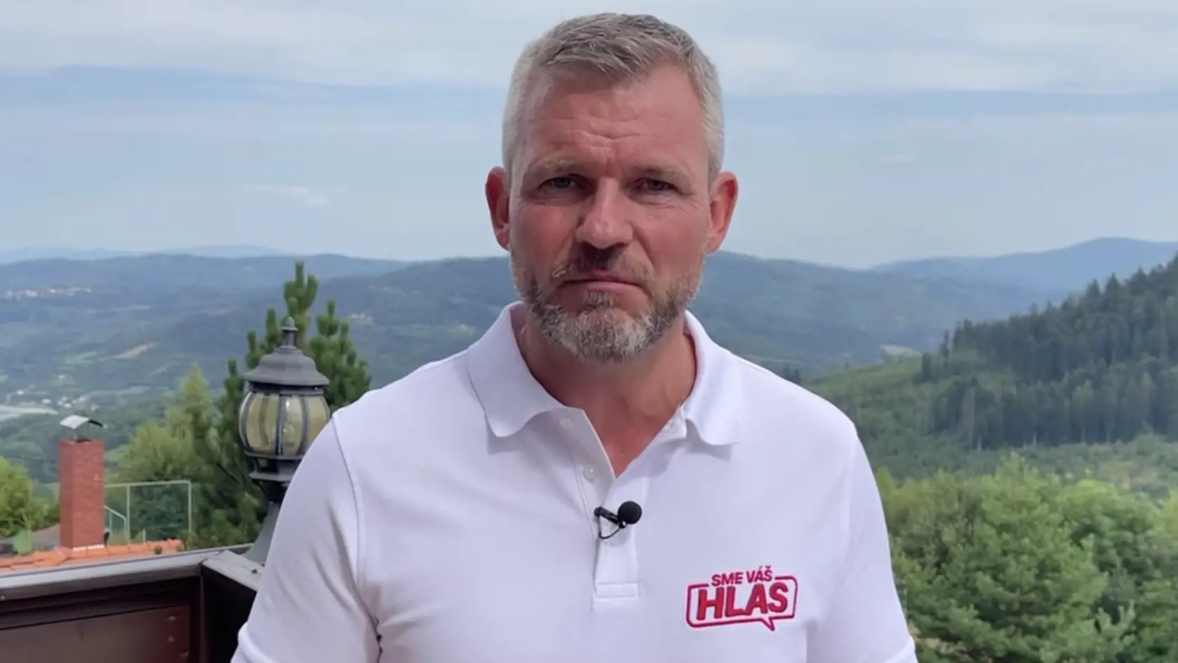 Líder Hlasu-SD Peter Pellegrini reagoval, že návrh prichádza v čase zdražovania a prepúšťania. „Som úplne zhrozený, to, čo dnes predložili poslanci OĽaNo do parlamentu, svedčí o tom, že títo ľudia sú mimo reality. Môže sa stať, že nebudú mať aké obchody byť v nedeľu otvorené a ľudia nebudú mať ani za čo do nich chodiť,“ povedal vo videu na sociálnej sieti.
