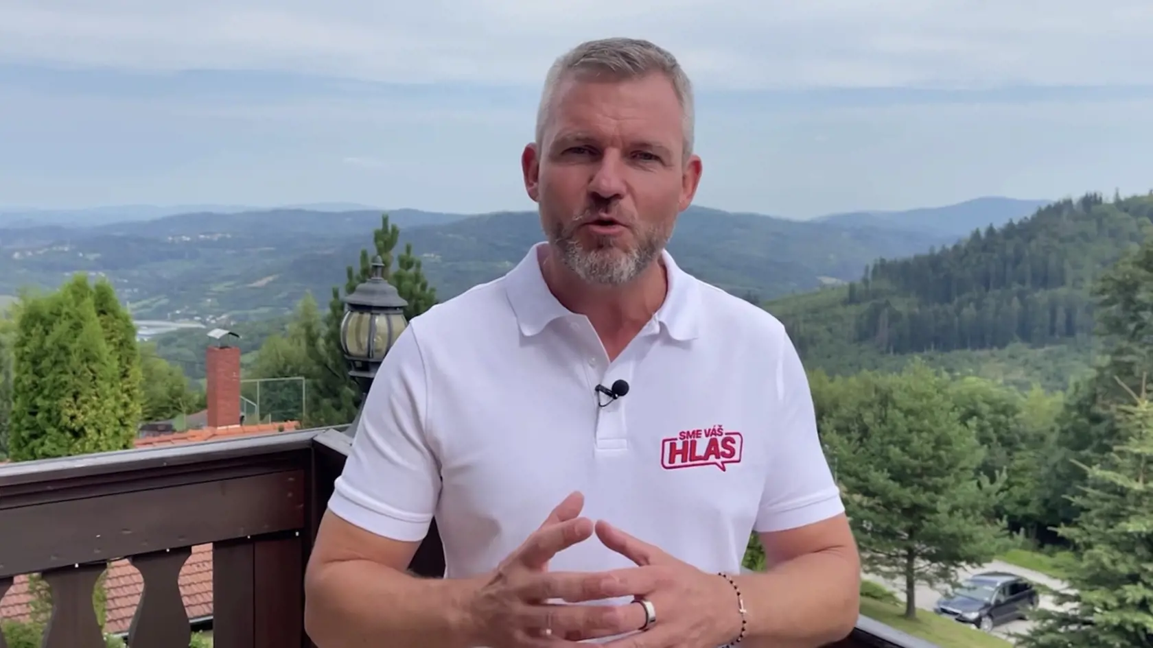 Líder Hlasu-SD Peter Pellegrini reagoval, že návrh prichádza v čase zdražovania a prepúšťania. „Som úplne zhrozený, to, čo dnes predložili poslanci OĽaNo do parlamentu, svedčí o tom, že títo ľudia sú mimo reality. Môže sa stať, že nebudú mať aké obchody byť v nedeľu otvorené a ľudia nebudú mať ani za čo do nich chodiť,“ povedal vo videu na sociálnej sieti.