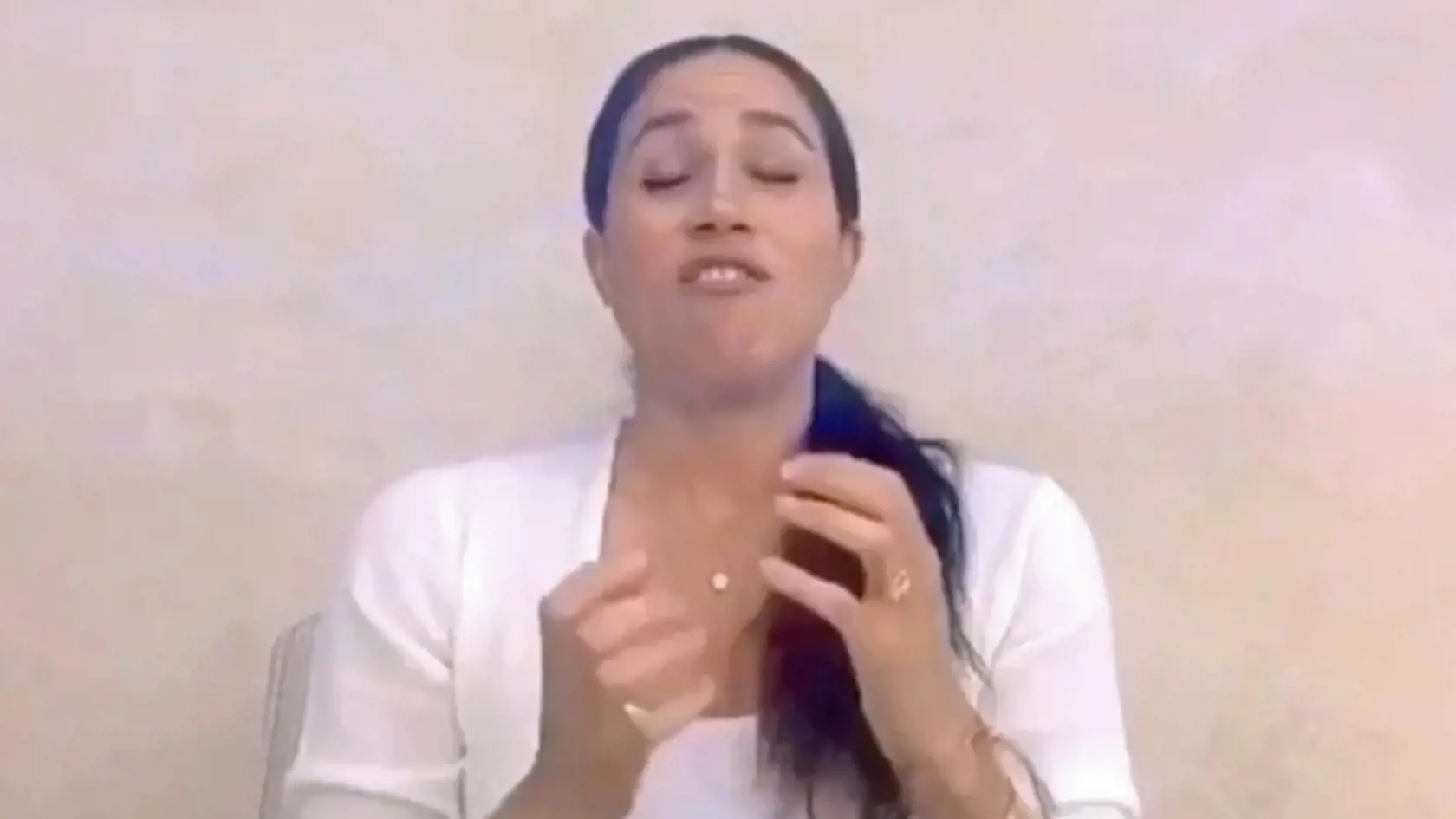 Vojvodkyňa zaznamenala emocionálnu správu o „absolútne devastujúcej“ smrti Georga Floyda. Počas svojho virtuálneho prejavu vyzerala Meghan unavene. Samotná Meghan prezradila, že sa v živote s rasizmom stretávala pravidelne.