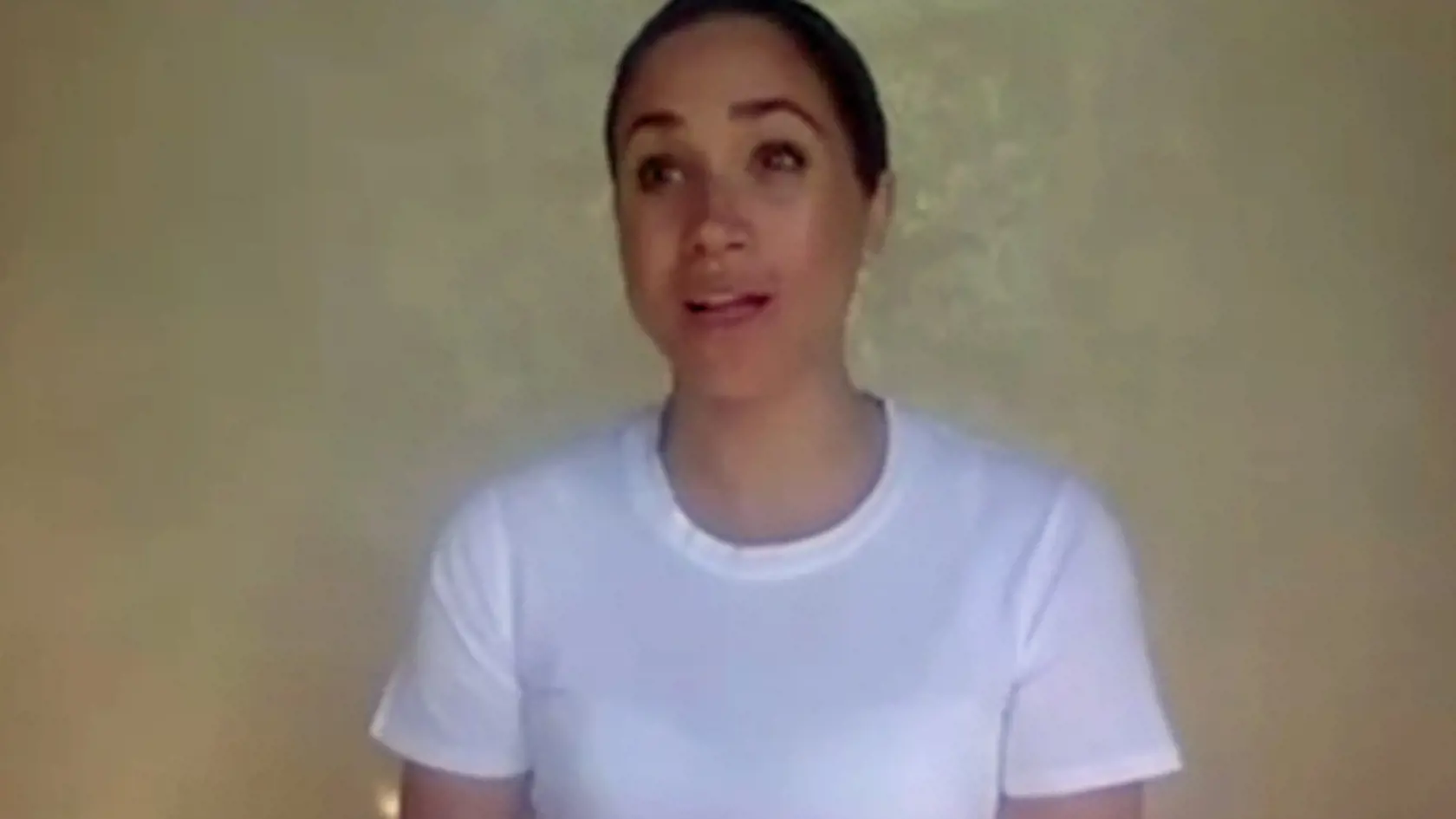 Vojvodkyňa zaznamenala emocionálnu správu o „absolútne devastujúcej“ smrti Georga Floyda. Počas svojho virtuálneho prejavu vyzerala Meghan unavene. Samotná Meghan prezradila, že sa v živote s rasizmom stretávala pravidelne.