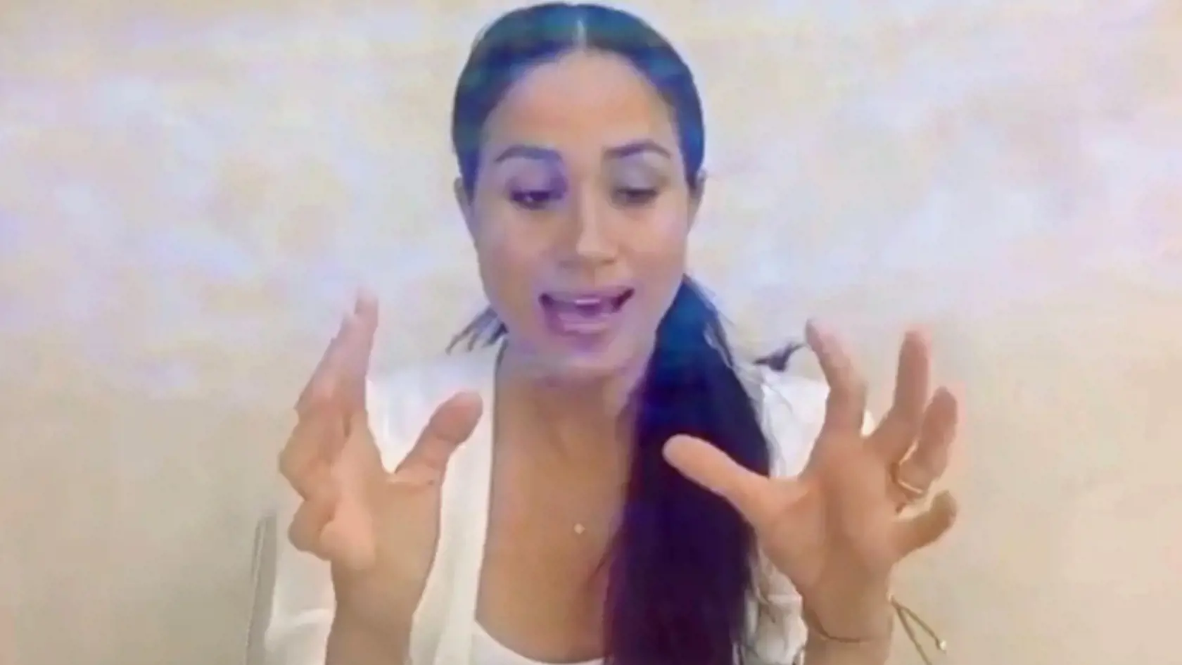 Vojvodkyňa zaznamenala emocionálnu správu o „absolútne devastujúcej“ smrti Georga Floyda. Počas svojho virtuálneho prejavu vyzerala Meghan unavene. Samotná Meghan prezradila, že sa v živote s rasizmom stretávala pravidelne.