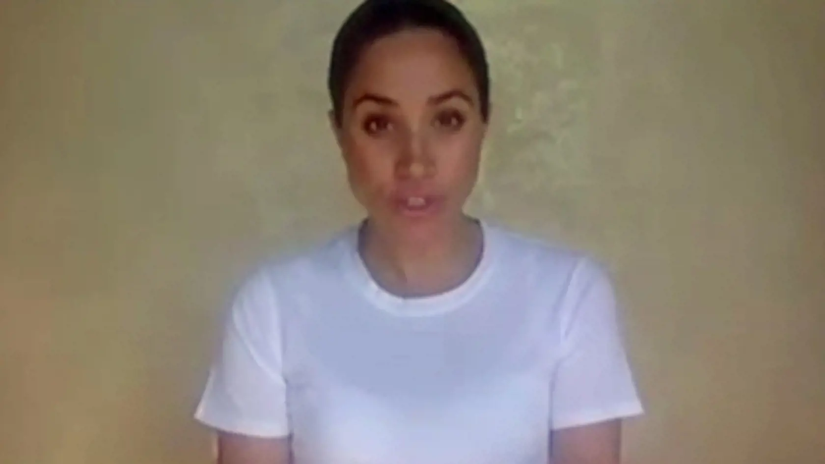 Vojvodkyňa zaznamenala emocionálnu správu o „absolútne devastujúcej“ smrti Georga Floyda. Počas svojho virtuálneho prejavu vyzerala Meghan unavene. Samotná Meghan prezradila, že sa v živote s rasizmom stretávala pravidelne.