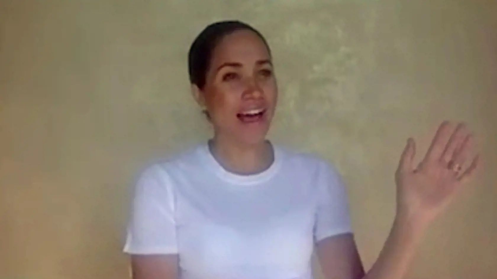 Vojvodkyňa zaznamenala emocionálnu správu o „absolútne devastujúcej“ smrti Georga Floyda. Počas svojho virtuálneho prejavu vyzerala Meghan unavene. Samotná Meghan prezradila, že sa v živote s rasizmom stretávala pravidelne.