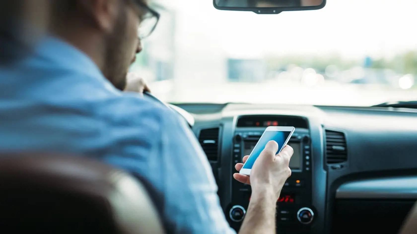 3. Pozornosť paradoxne zhoršuje pohodlné sedenie komfortných automobilov a tiež jednoduchosť automatického riadenia, obzvlášť v noci, keď sú ľudské biorytmy nastavené na spánok.