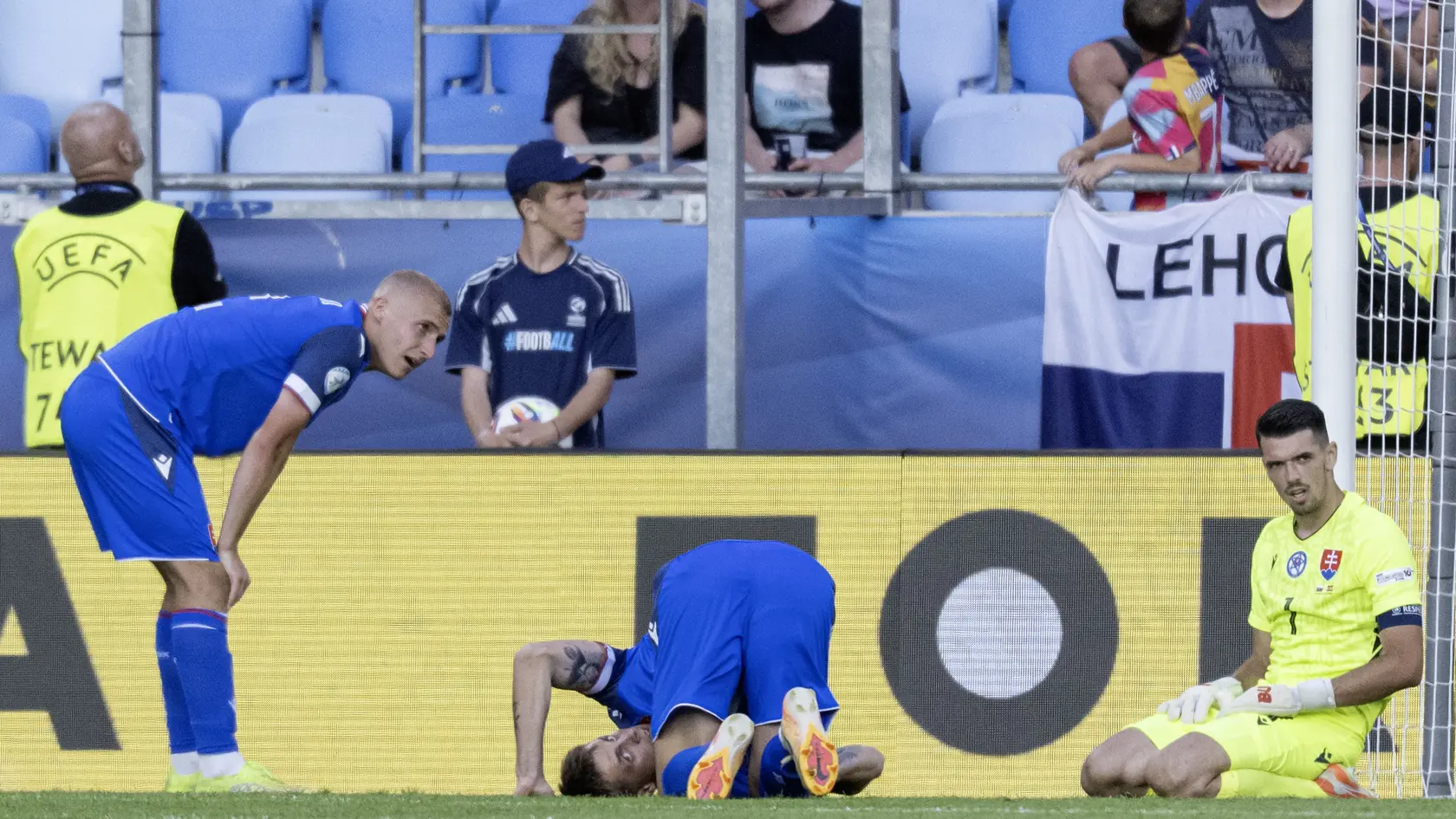 Na snímke slovenskí futbalisti po góle na 3:2 pre Španielov zľava Jakub Jakubko, Timotej Jambor a brankár Ľubomír Belko počas zápasu základnej A-skupiny Slovensko - Španielsko na majstrovstvách Európy hráčov do 21 rokov v Bratislave.