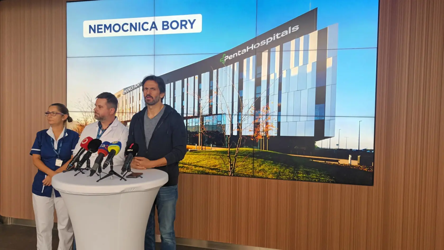 Minister obrany Robert Kaliňák inormuje o výbuchu vo Vojenskom a technickom skúšobnom ústave Záhorie.