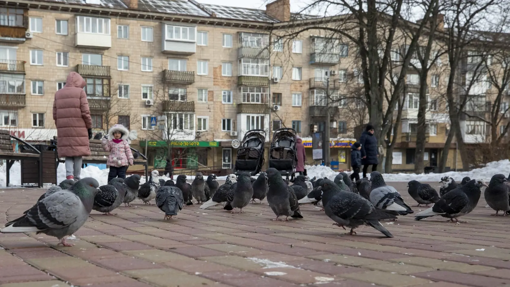 Park v centre Černihivu je plný ľudí, obyvatelia mesta sa prechádzajú po zasnežených uličkách alebo sa ponáhľajú riešiť osobné veci.