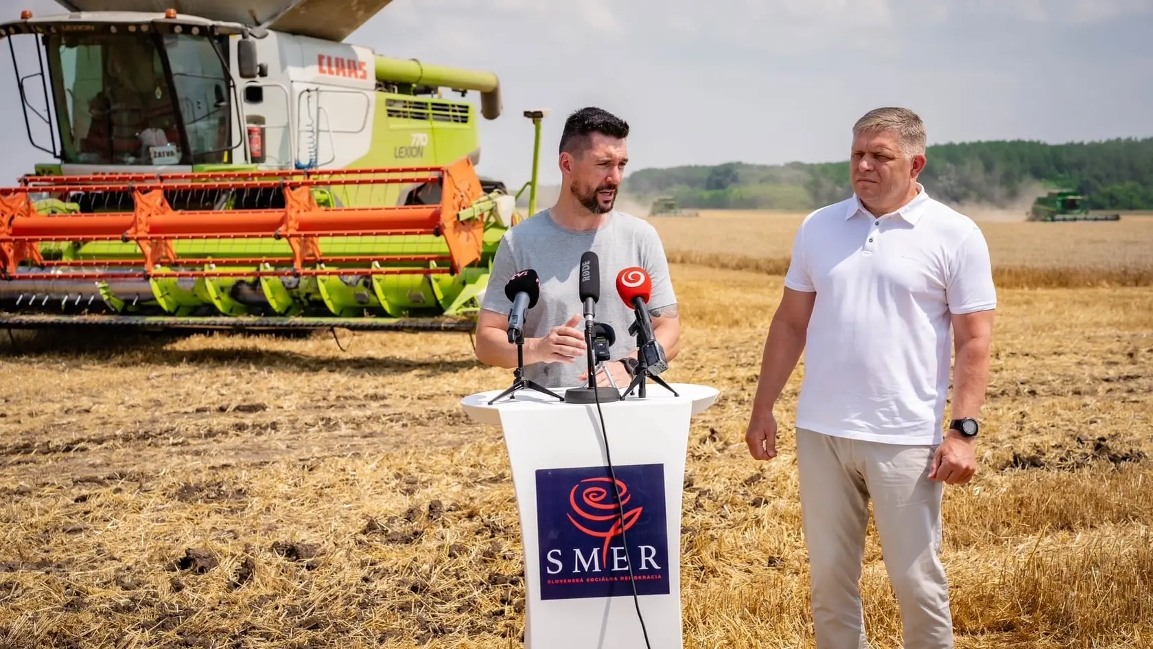 2023. Aj v čase, keď bol v opozícii, si nedal ujsť túto tradíciu. Na fotografii je s R. Takáčom.
