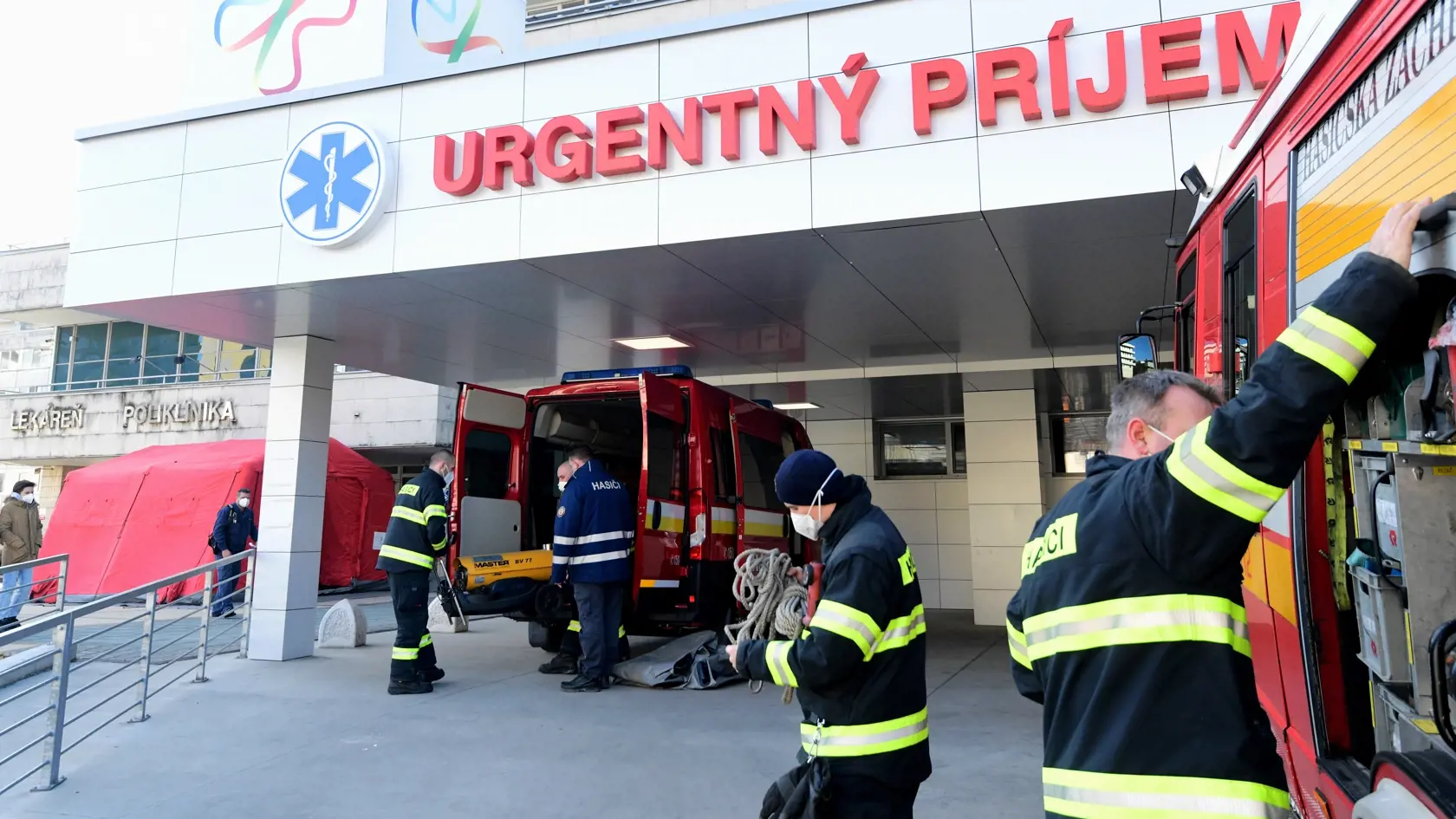 Hasičský záchranný zbor pokračuje vo výstavbe triážnych stanoch pred nemocnicami, na záberoch stany na Kramároch v Bratislave pred Národným ústavom detských chorôb. Stany budú slúžiť ako triediace pracoviská pre pacientov pred urgentnými príjmami počas aktuálnej vlny pandémie koronavírusu.