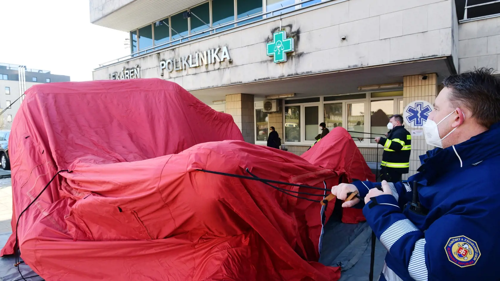 Hasičský záchranný zbor pokračuje vo výstavbe triážnych stanoch pred nemocnicami, na záberoch stany na Kramároch v Bratislave pred Národným ústavom detských chorôb. Stany budú slúžiť ako triediace pracoviská pre pacientov pred urgentnými príjmami počas aktuálnej vlny pandémie koronavírusu.