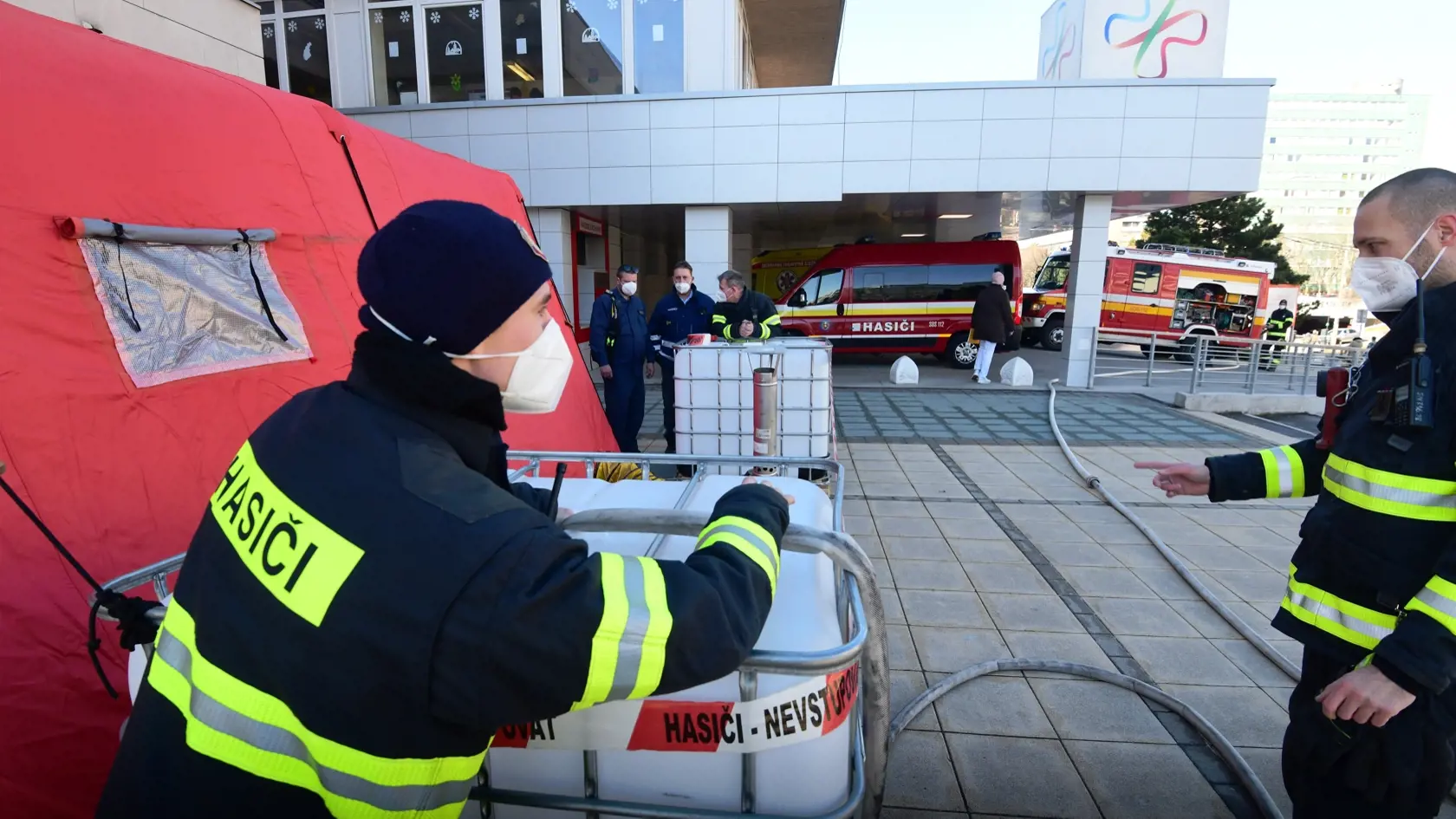 Hasičský záchranný zbor pokračuje vo výstavbe triážnych stanoch pred nemocnicami, na záberoch stany na Kramároch v Bratislave pred Národným ústavom detských chorôb. Stany budú slúžiť ako triediace pracoviská pre pacientov pred urgentnými príjmami počas aktuálnej vlny pandémie koronavírusu.