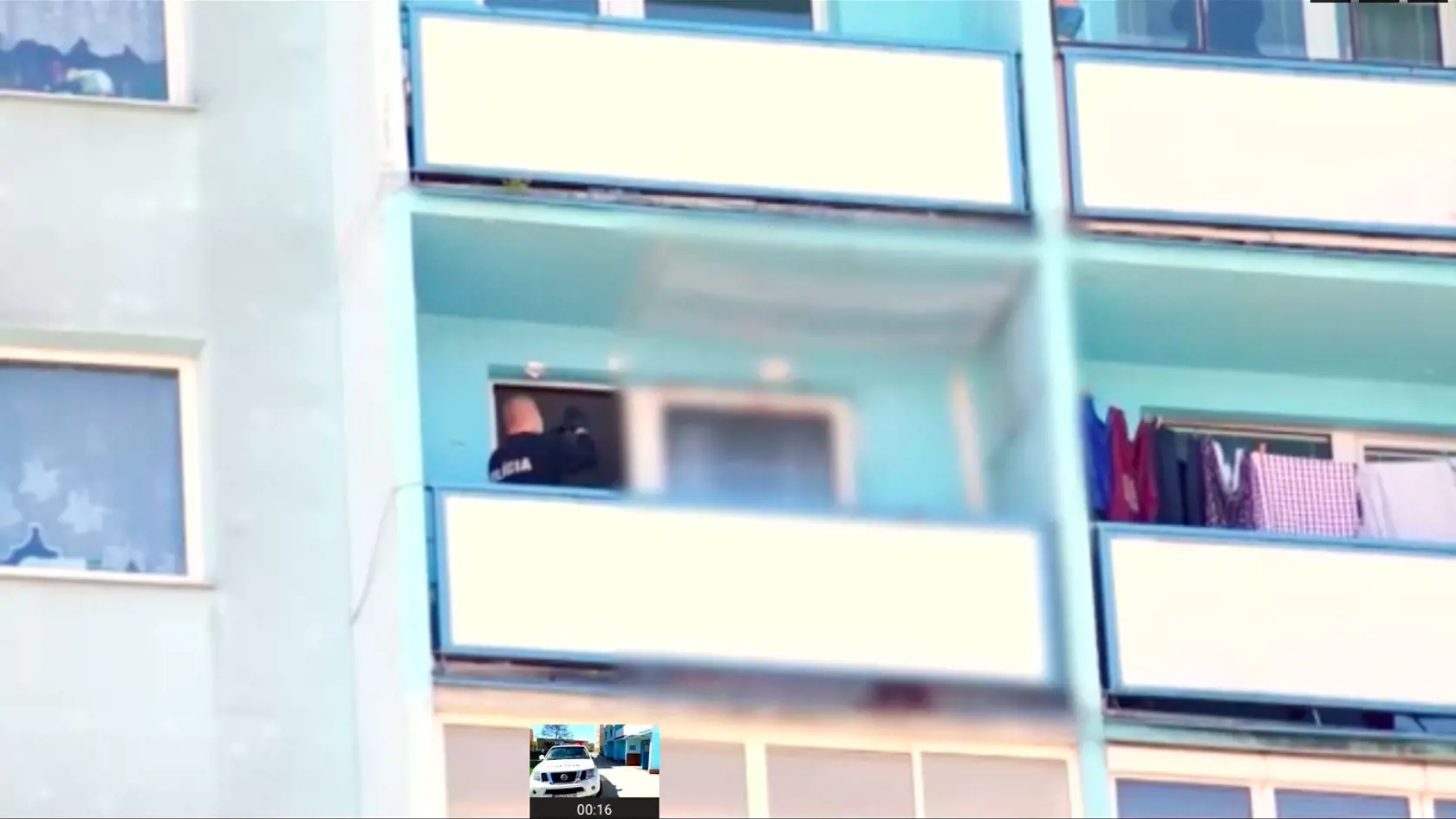 Policajti dlho dokumentovali miesto nešťastia.