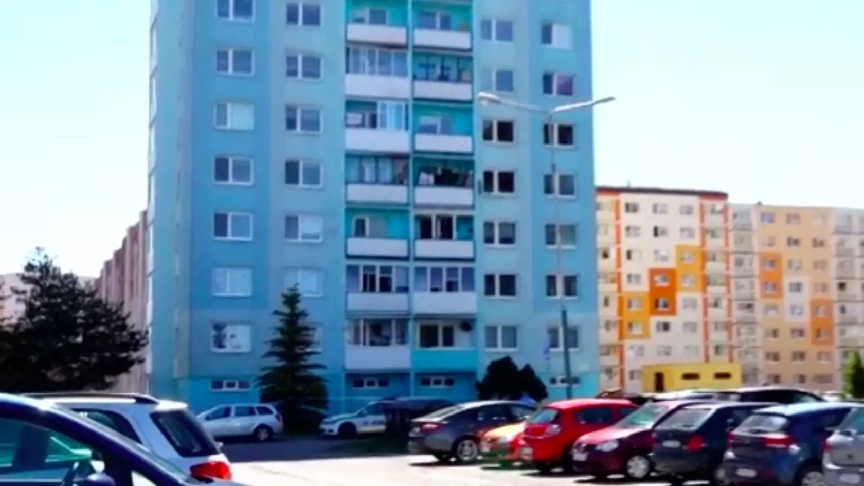 Tragédia, pri ktorej si vzal mladý muž život strelou guľovnicou do hlavy, ohromila všetkých obyvateľov sídliska.