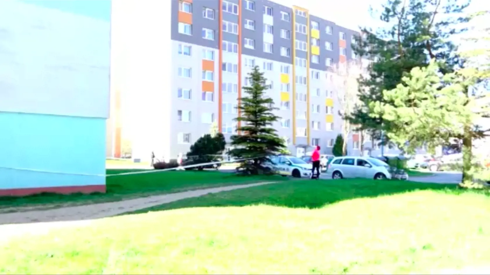 Tragédia, pri ktorej si vzal mladý muž život strelou guľovnicou do hlavy, ohromila všetkých obyvateľov sídliska.