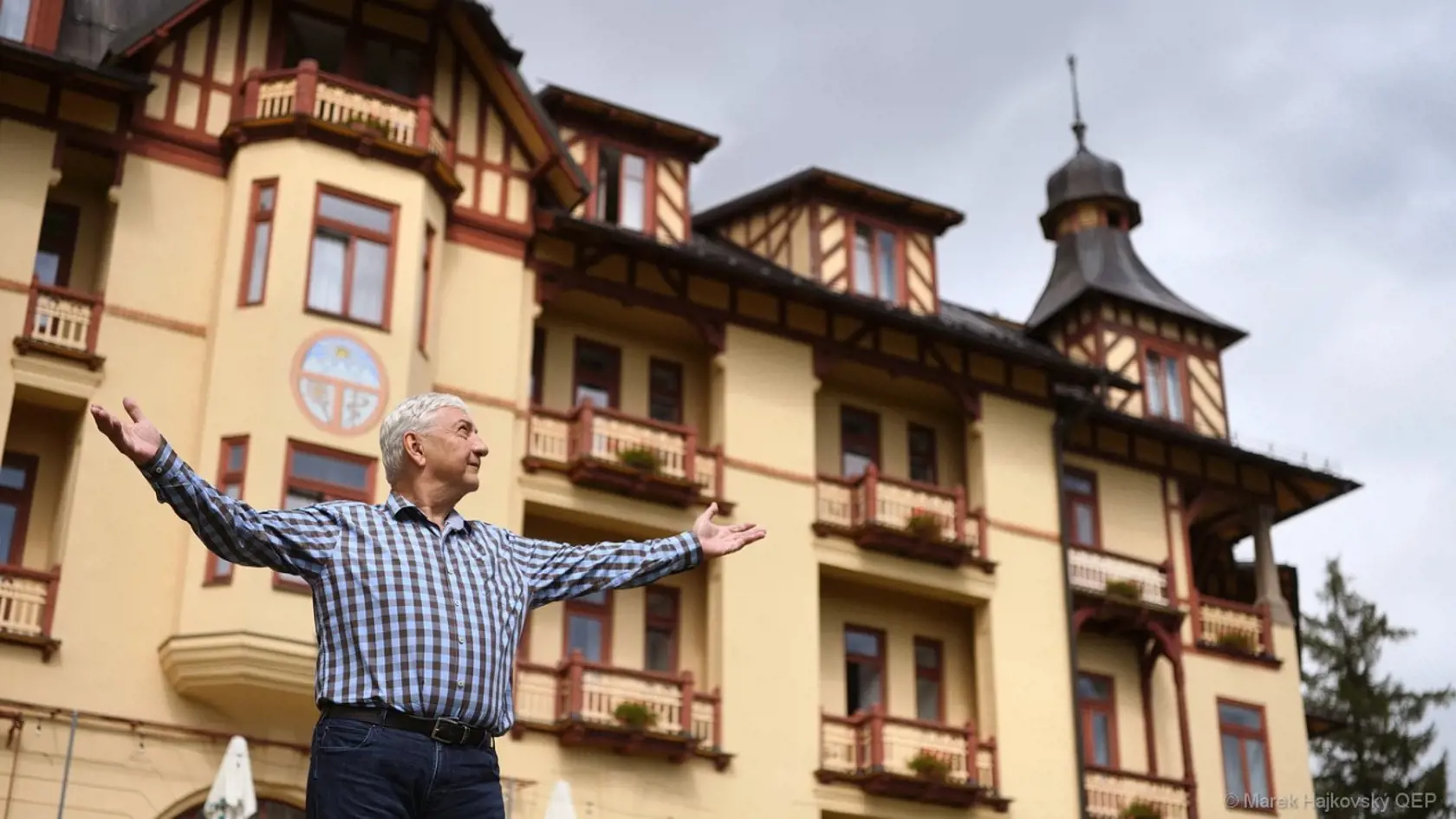 Hoci tento záber navodí podľa pyšného gesta Miroslava Donutila dojem, že hotel v pozadí patrí jemu, nie je to tak. Je to len nadšením z krásneho prostredia a toho, že jeden z apartmánov nesie jeho meno.