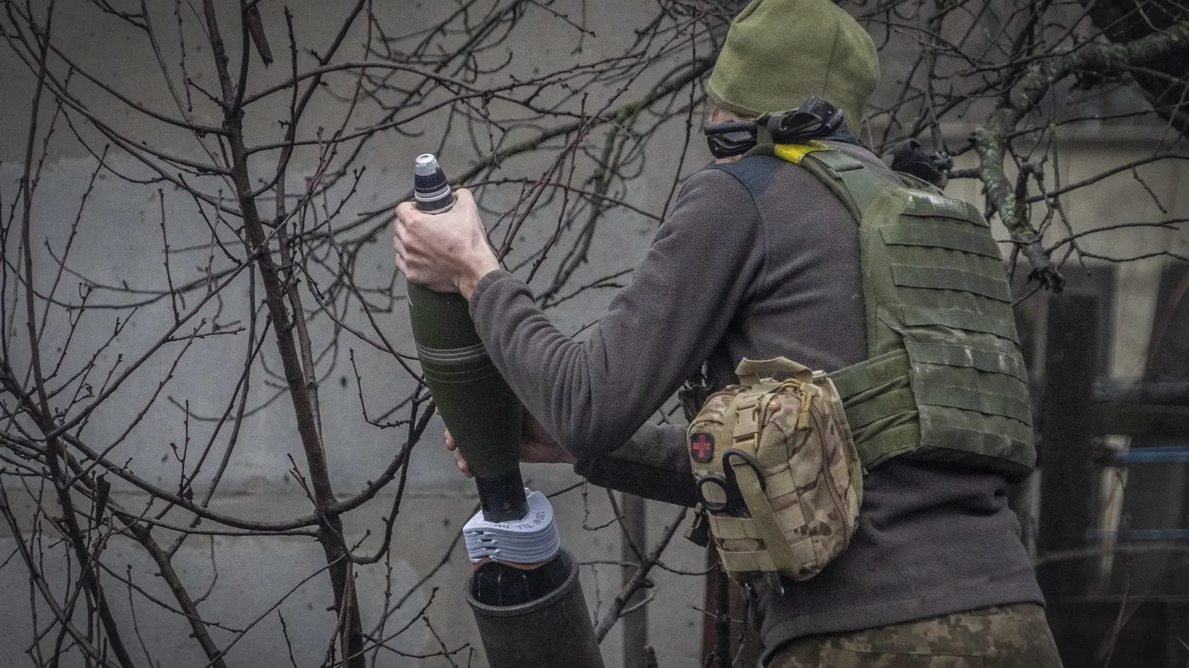 Ukrajinský vojak 57. mechanizovanej brigády strieľa zo 120 mm mínometu na ruské pozície.