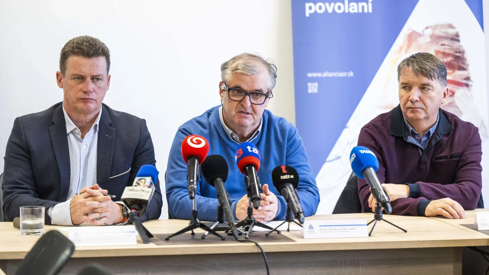 Na snímke zľava prvý viceprezident Asociácie nemocníc Slovenska (ANS) Igor Pramuk, prezident ANS Marián Petko a viceprezident ANS Michal Šimoja počas tlačovej konferencie na tému Výpovede lekárov a aktuálna situácia v zdravotníctve 17. decembra 2024 v Bratislave. FOTO TASR - Jakub Kotian