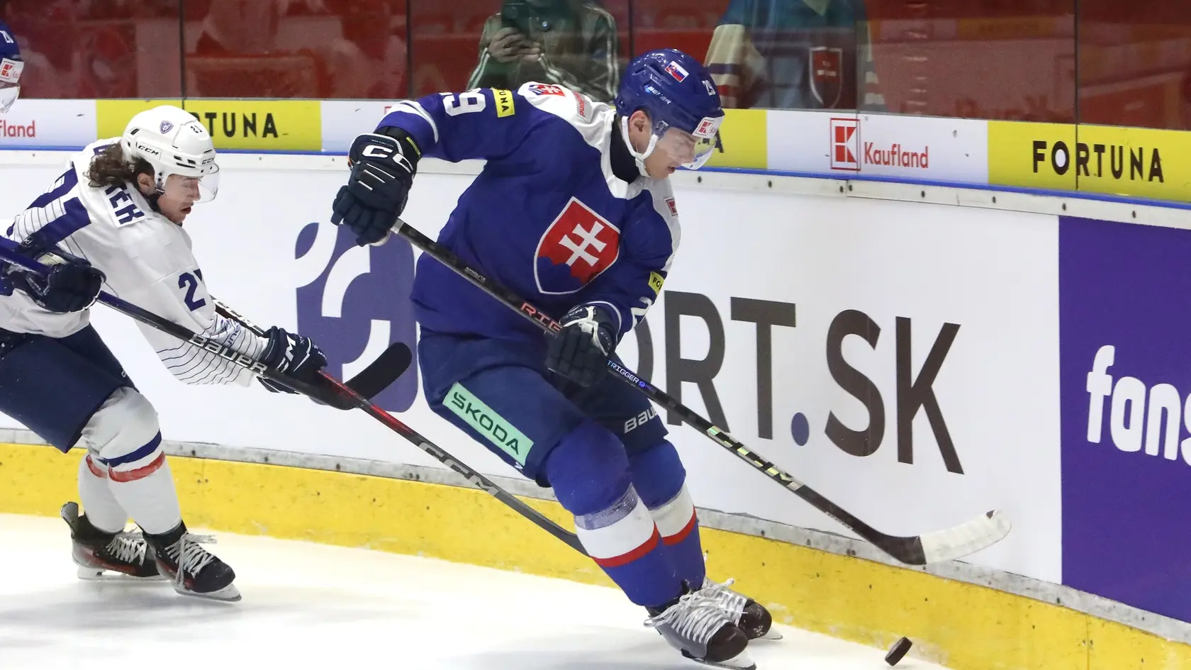 Na snímke Théo Besnier (Francúzsko) a Michal Ivan (Slovensko) počas prípravného hokejového zápasu pred majstrovstvami sveta.