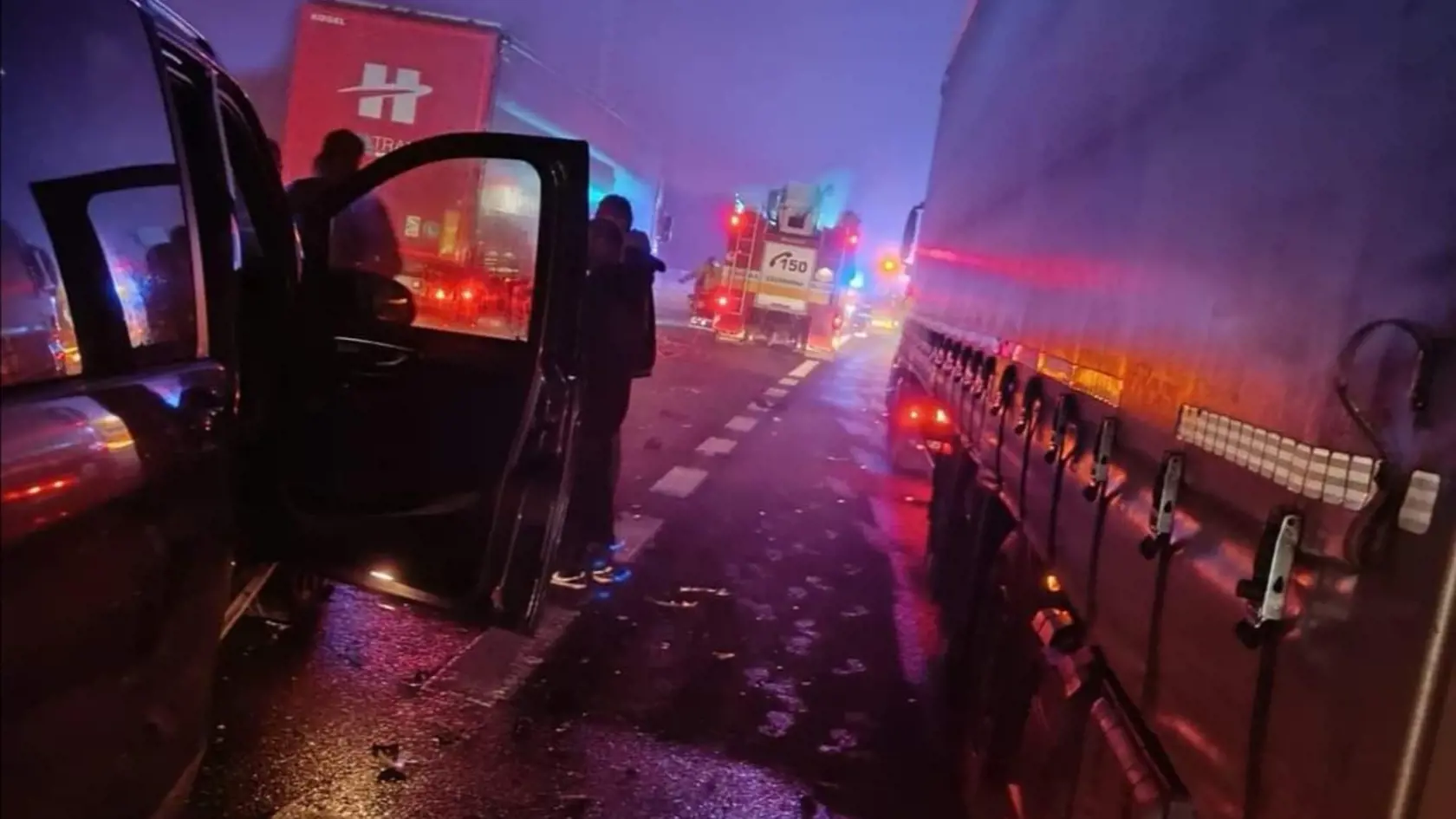 Pri hromadnej nehode, podľa predbežných informácií 1 človek zomrel a 6 ľudí je zranených.