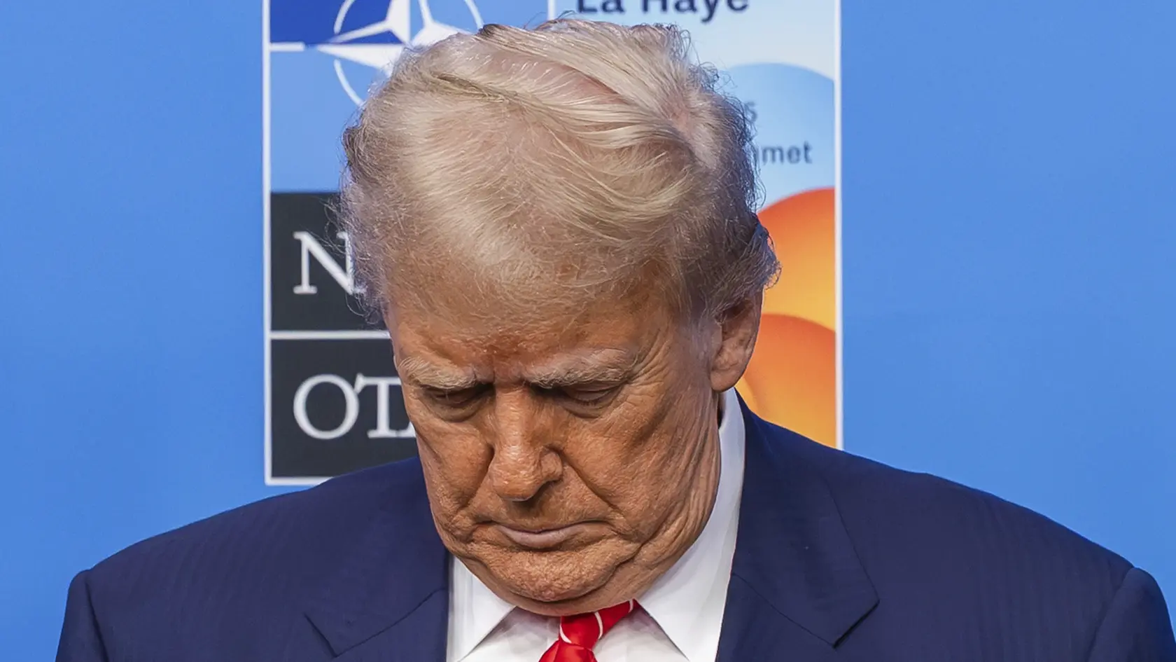 Na snímke americký prezident Donald Trump si napravuje oblečenie pred spoločným fotením na summite NATO v holandskom Haagu.