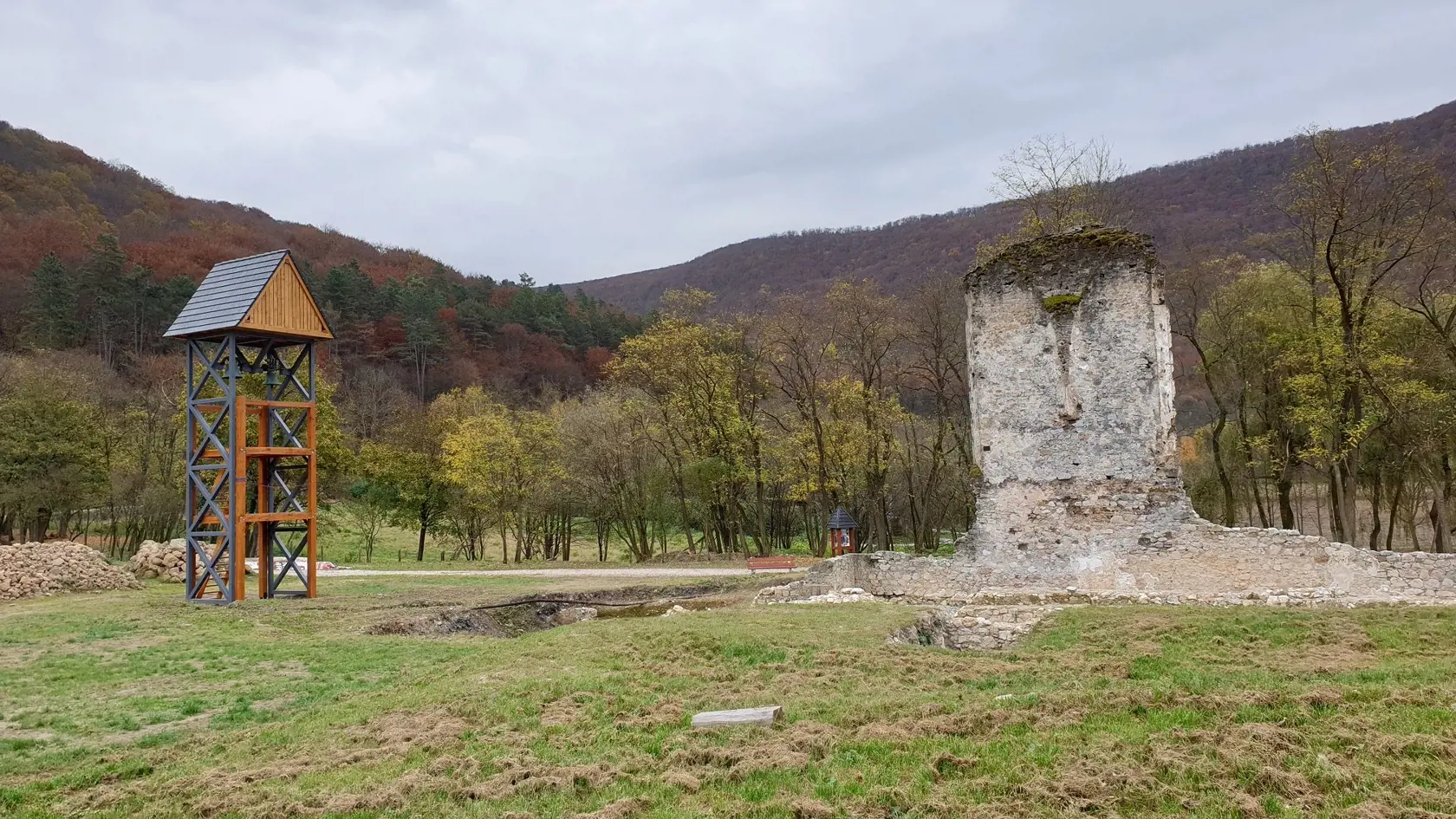Na snímke zvonica, ktorá slúži zároveň ako vyhliadková veža a ruiny kláštorného kostola pavlínov v Slavci-Gombaseku v okrese Rožňava 1. decembra 2019. EASYFOTO TASR - Branislav Caban