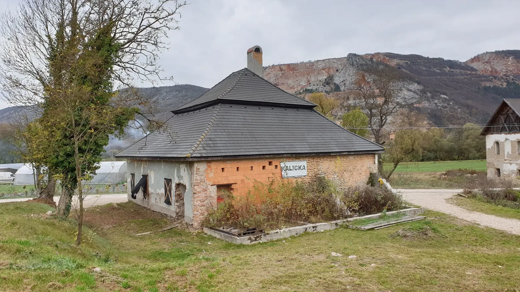 Na snímke kúria pri areáli niekdajšieho kláštora pavlínov v Slavci-Gombaseku v okrese Rožňava 1. decembra 2019.