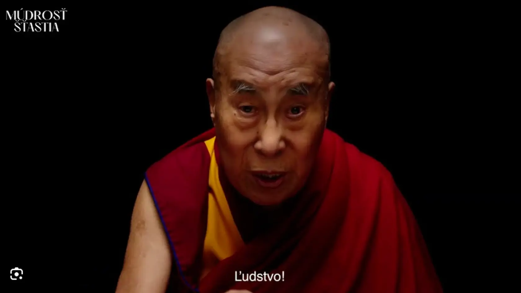 Duchovný vodca Tibetu dalajláma doslova na dlani. Ten totiž v dokumente hľadí priamo do kamery tak, že chce nadviazať očný kontakt s každým jedným divákom a diváčkou.