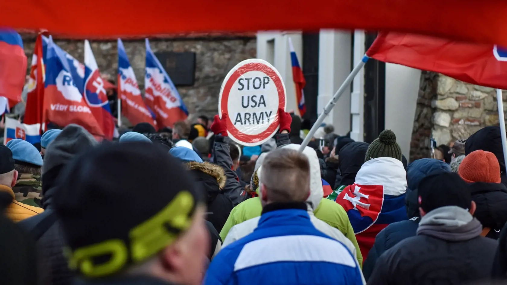 Na snímke účastníci protestu proti obrannej zmluve s USA, ktorý zorganizovalo hnutie Republika pred budovou Národnej rady SR v Bratislave 2. februára 2022. FOTO TASR - Pavol Zachar