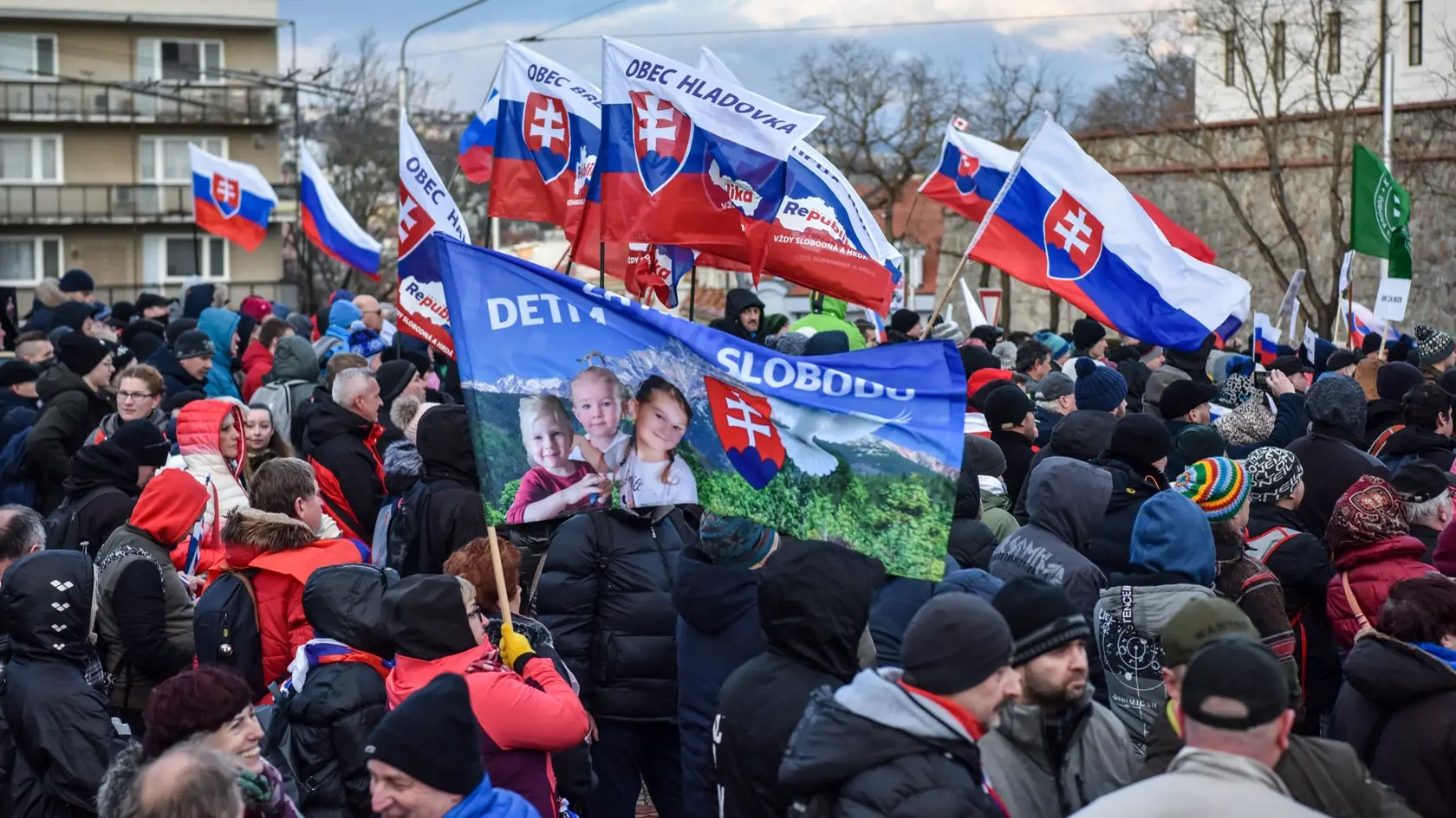 Na snímke účastníci protestu proti obrannej zmluve s USA, ktorý zorganizovalo hnutie Republika pred budovou Národnej rady SR v Bratislave 2. februára 2022. FOTO TASR - Pavol Zachar