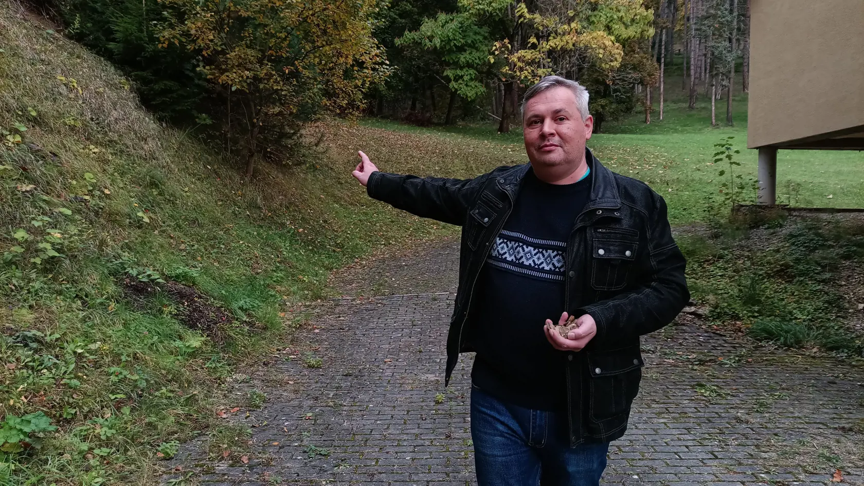 Svah v kúpeľnom parku je skamenelinami doslova posiaty. 