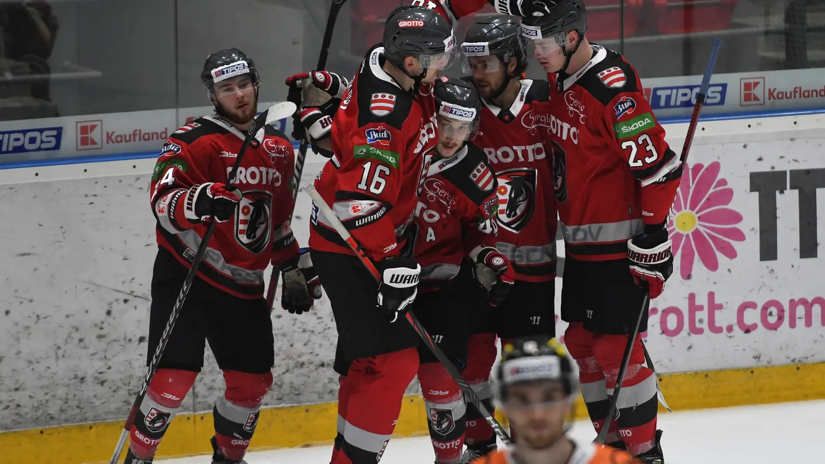 Na snímke gólová radosť hráčov Prešova v 50. kole Tipos extraligy v hokeji HC Grotto Prešov - HC Košice v nedeľu 9. januára 2022. FOTO TASR - Milan Kapusta