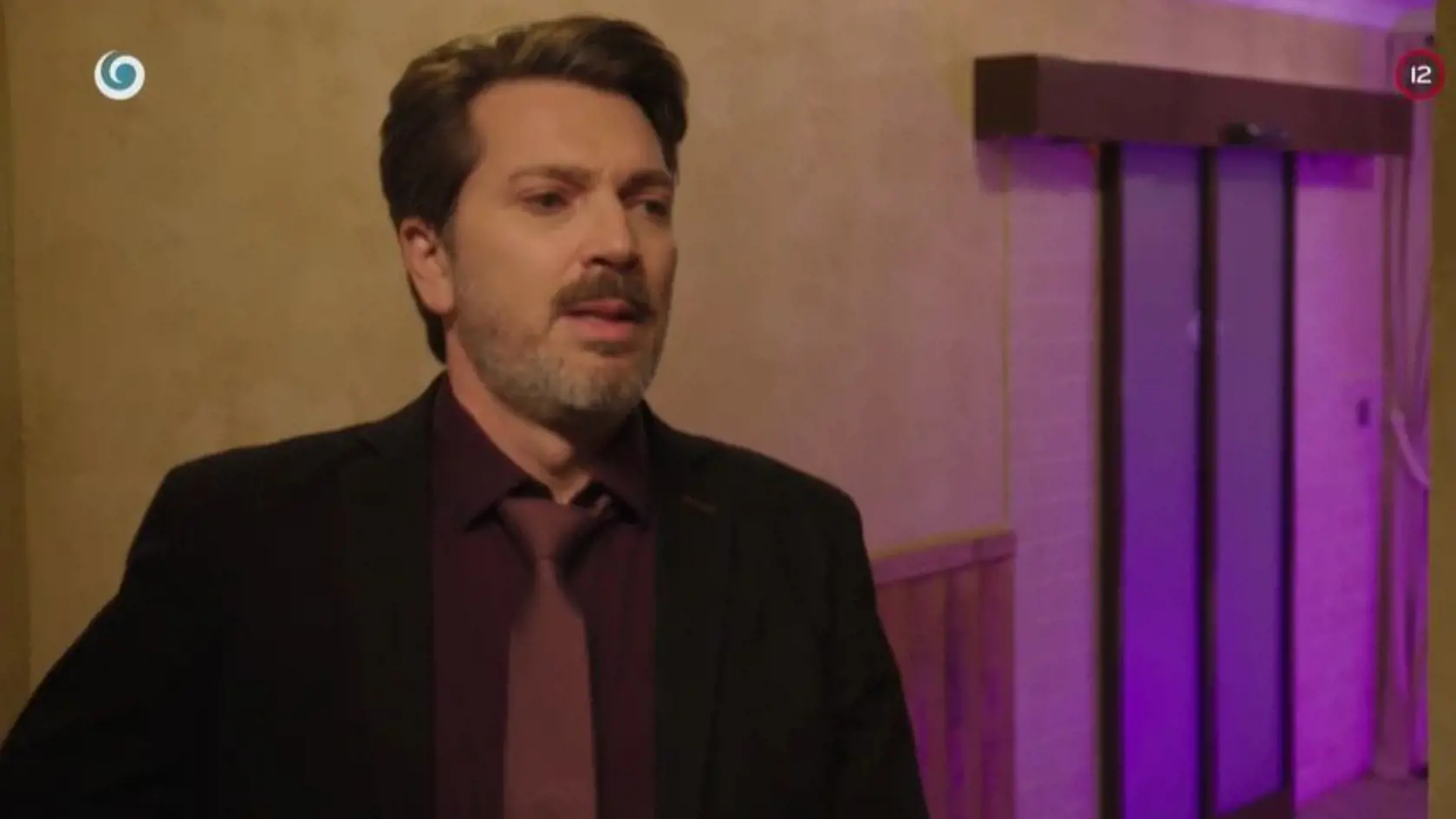 Marek Majeský sa vrhol na kolegyňu, seriálovú exmanželku Petru Vajdovú a začal ju vášnivo bozkávať.
