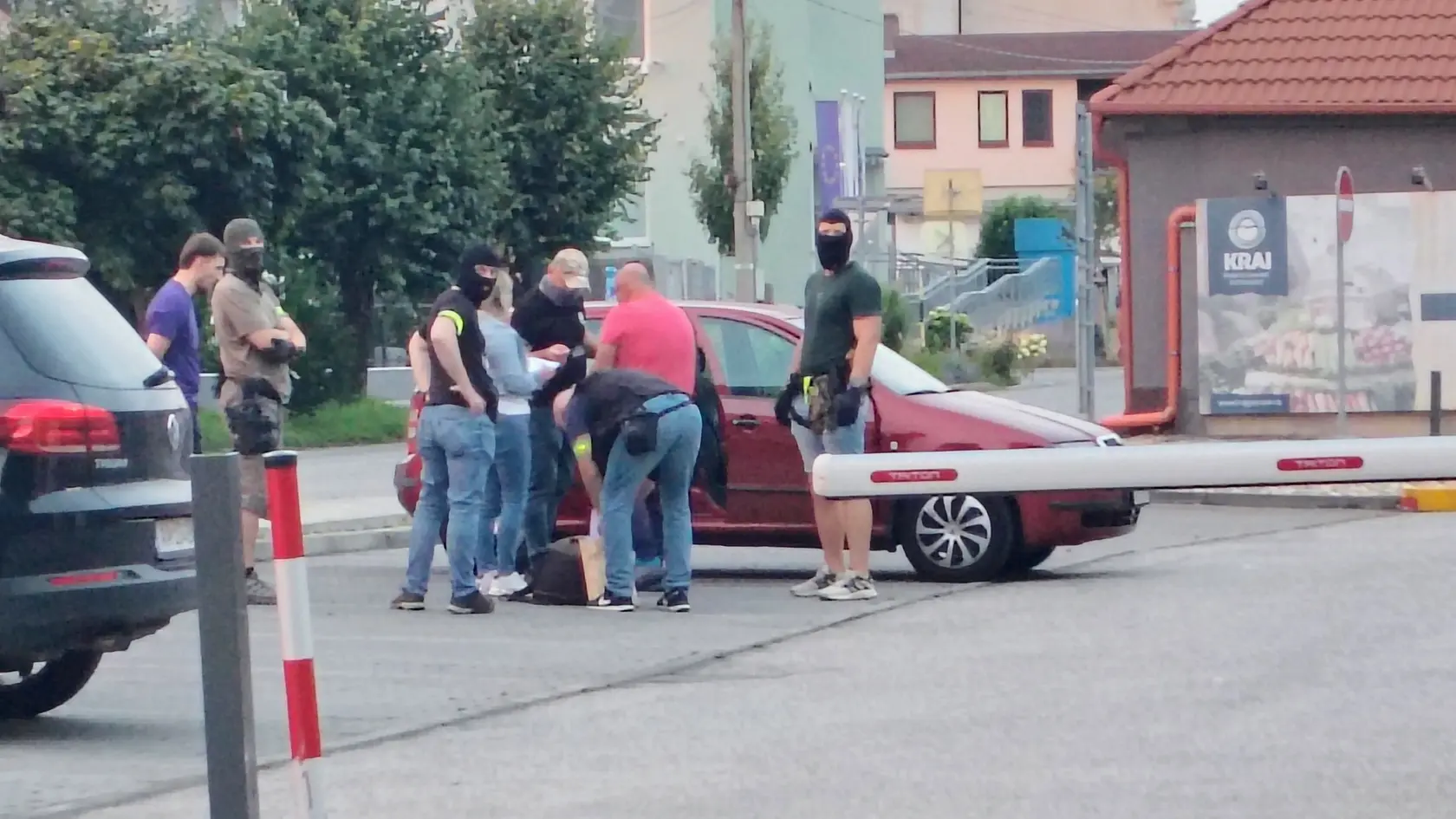 Policajti prehľadávajú v Ivánke pri Dunaji okolie.