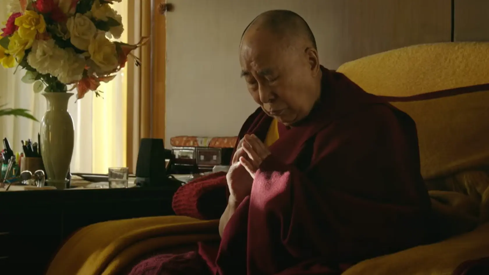 Duchovný vodca Tibetu dalajláma doslova na dlani. Ten totiž v dokumente hľadí priamo do kamery tak, že chce nadviazať očný kontakt s každým jedným divákom a diváčkou.