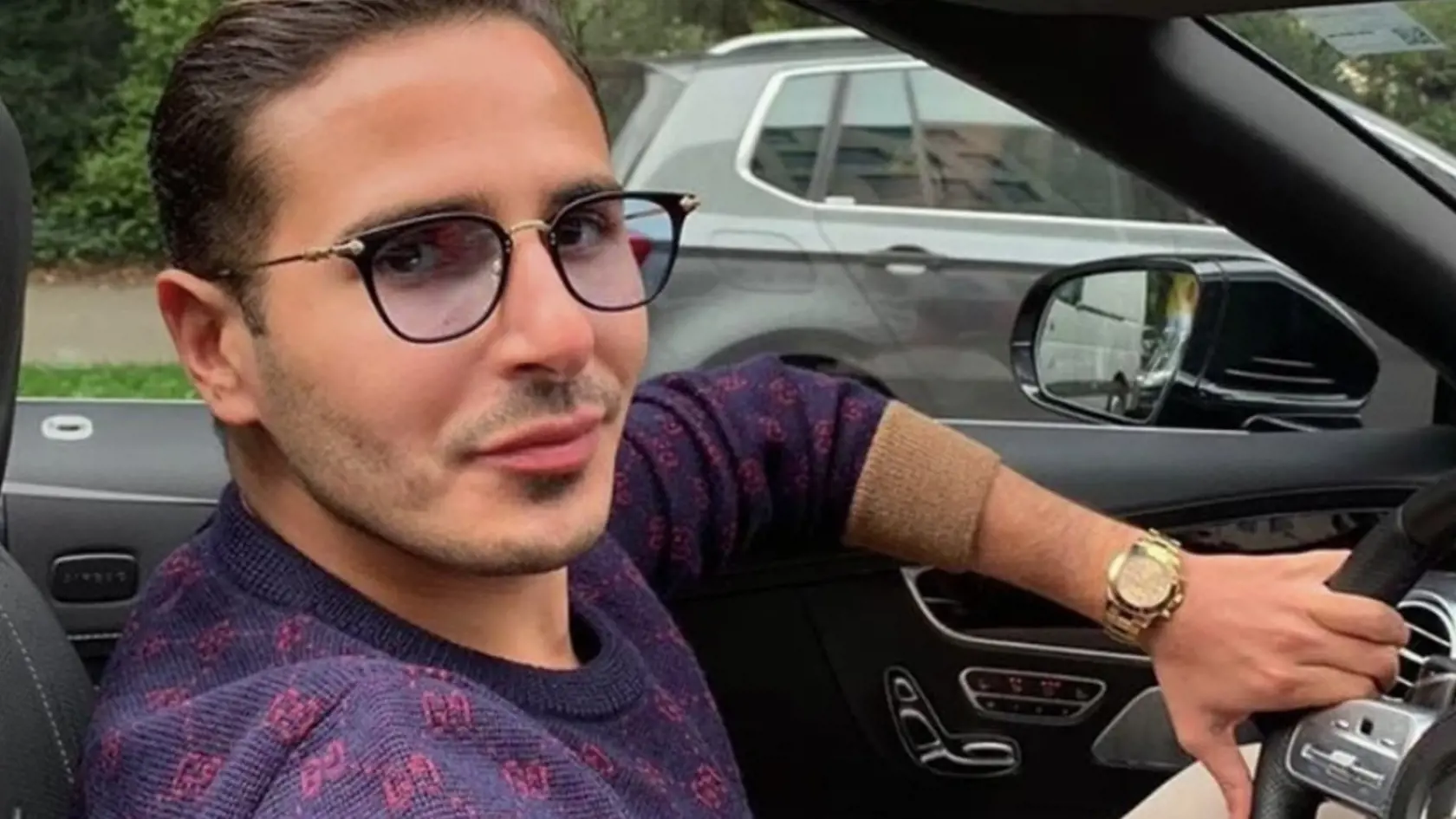 Podvodník Simon Leviev má dnes 31 rokov a užíva si luxusný život. Fotografie zverejňoval na sociálnej sieti instagram. Svoj účet však po odvysielaní dokumentu Tinder swindler zmazal. Britskému denníku The Sun sa však podarilo k jeho fotografiám dosťať včas.